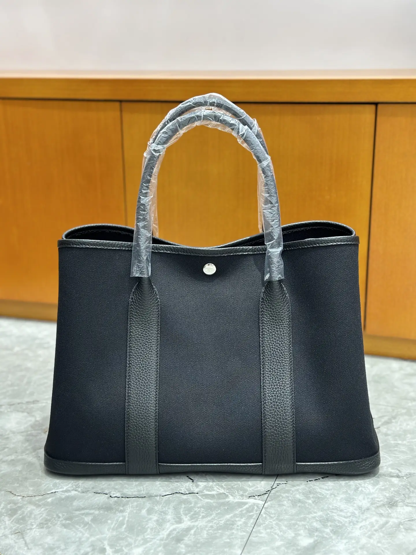 30、36cm
Garden bag single-layer canvas spot shot
Black/Black Canvas
Commuting out of the street