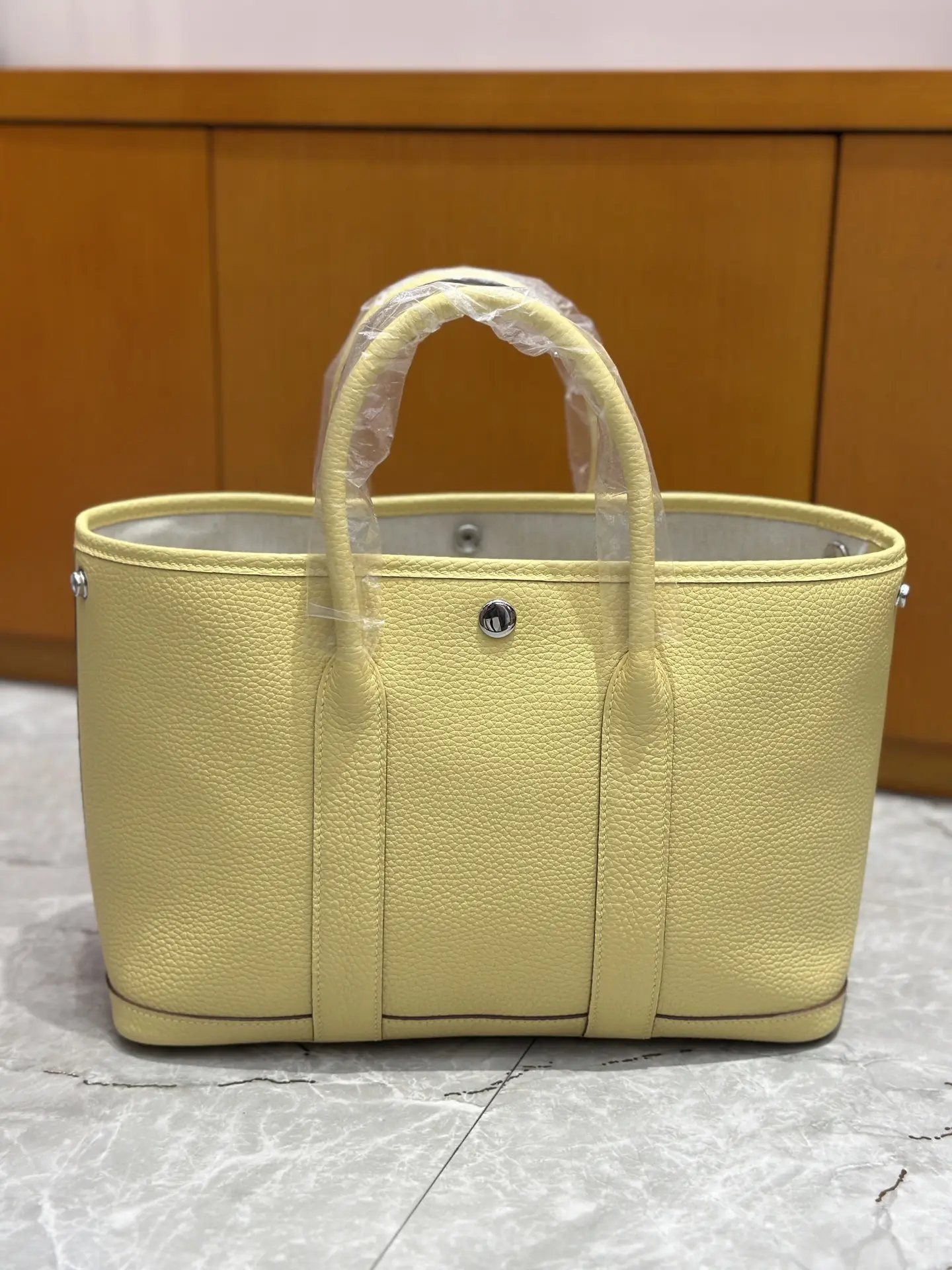 30cm
Garden bag full leather new color ❤️ chick yellow
Commuting out of the street is very suitable!! full