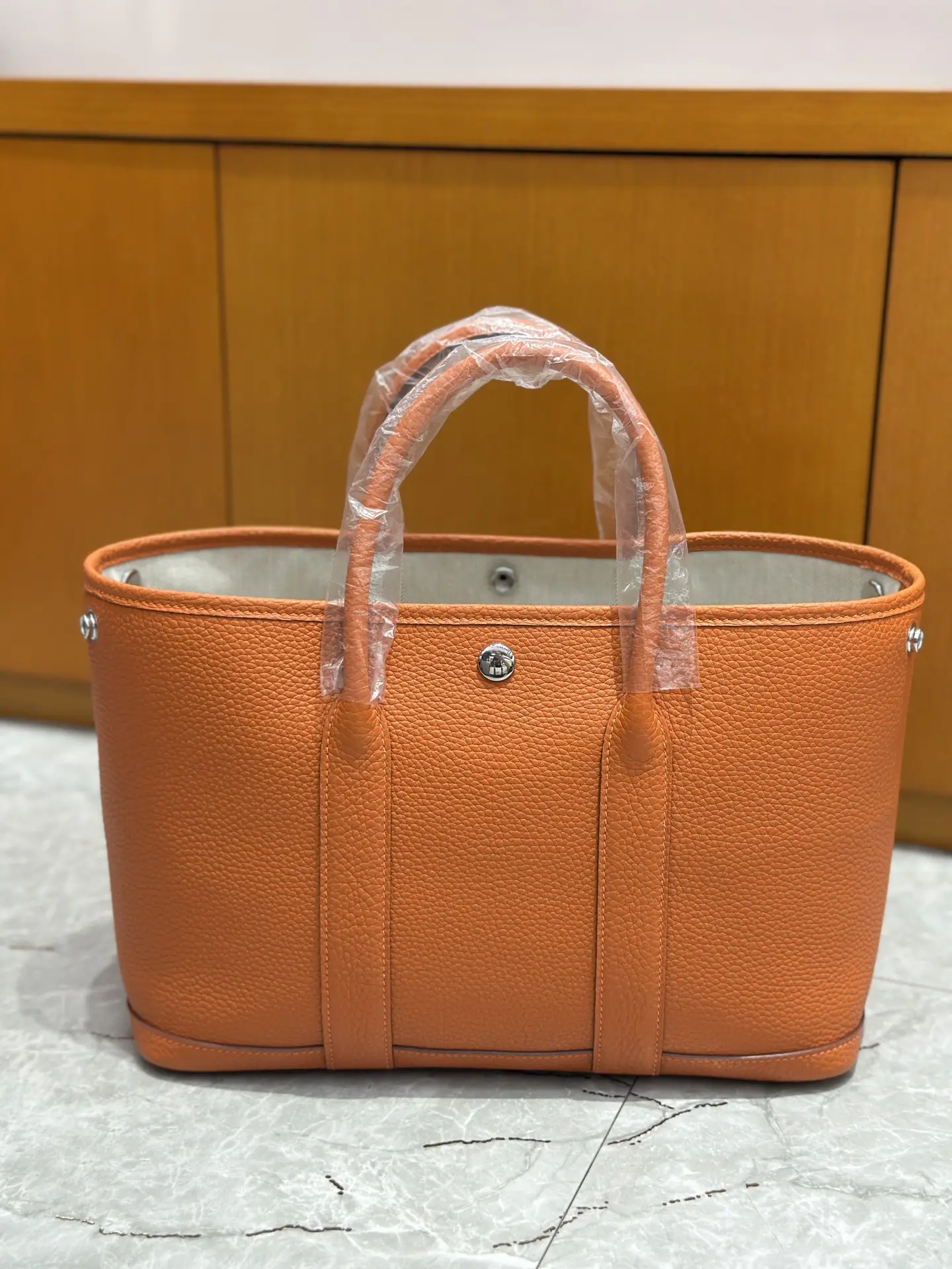 30cm
Garden bag full leather new color ❤️ orange
Commuting out of the street is very suitable!! Full of advanced