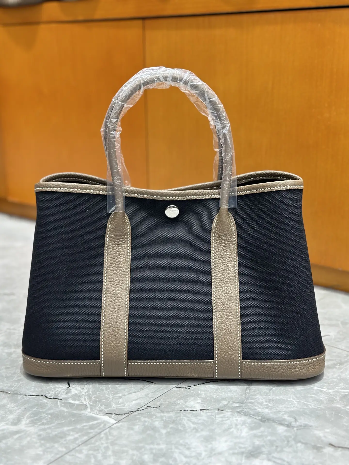 30、36cm
Elephant Grey/Black Canvas
Garden bag single-layer canvas spot shot
Commuting out
