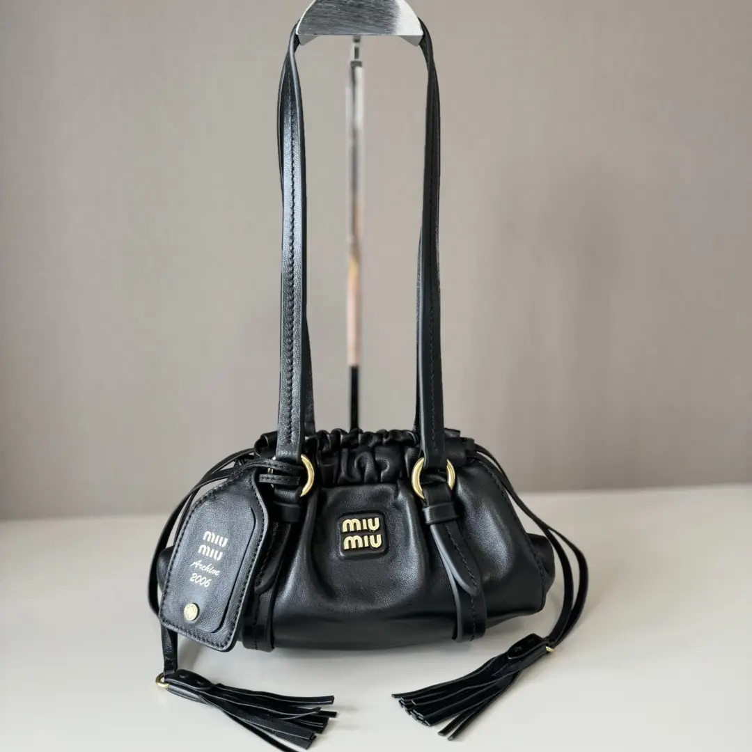 Small 5B (shipped with details of the version)
MIU used armpit dumpling wrap, brand new soft sheepskin full of complexity