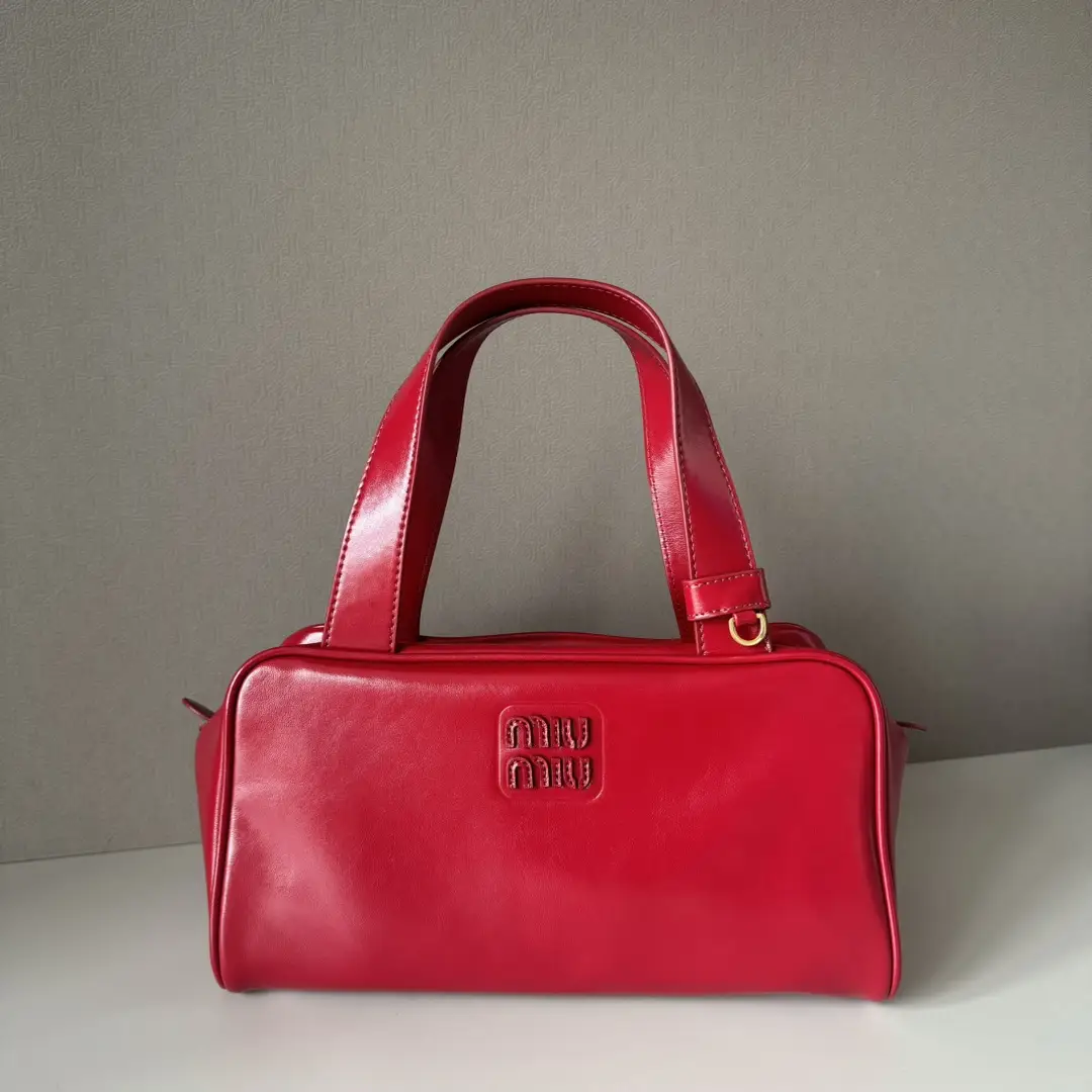 5BB182 new popular underarm bowling bag, this new interpretation of the handbag features a flat handle