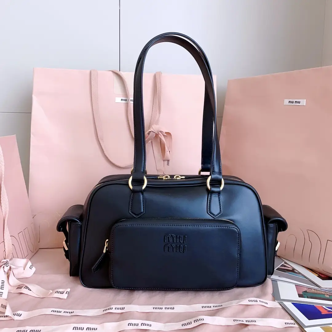 5BB179, Miu's new product features a vintage motorcycle bag with a unique style. Made with super heavy craftsmanship, it is delicate, soft, and small