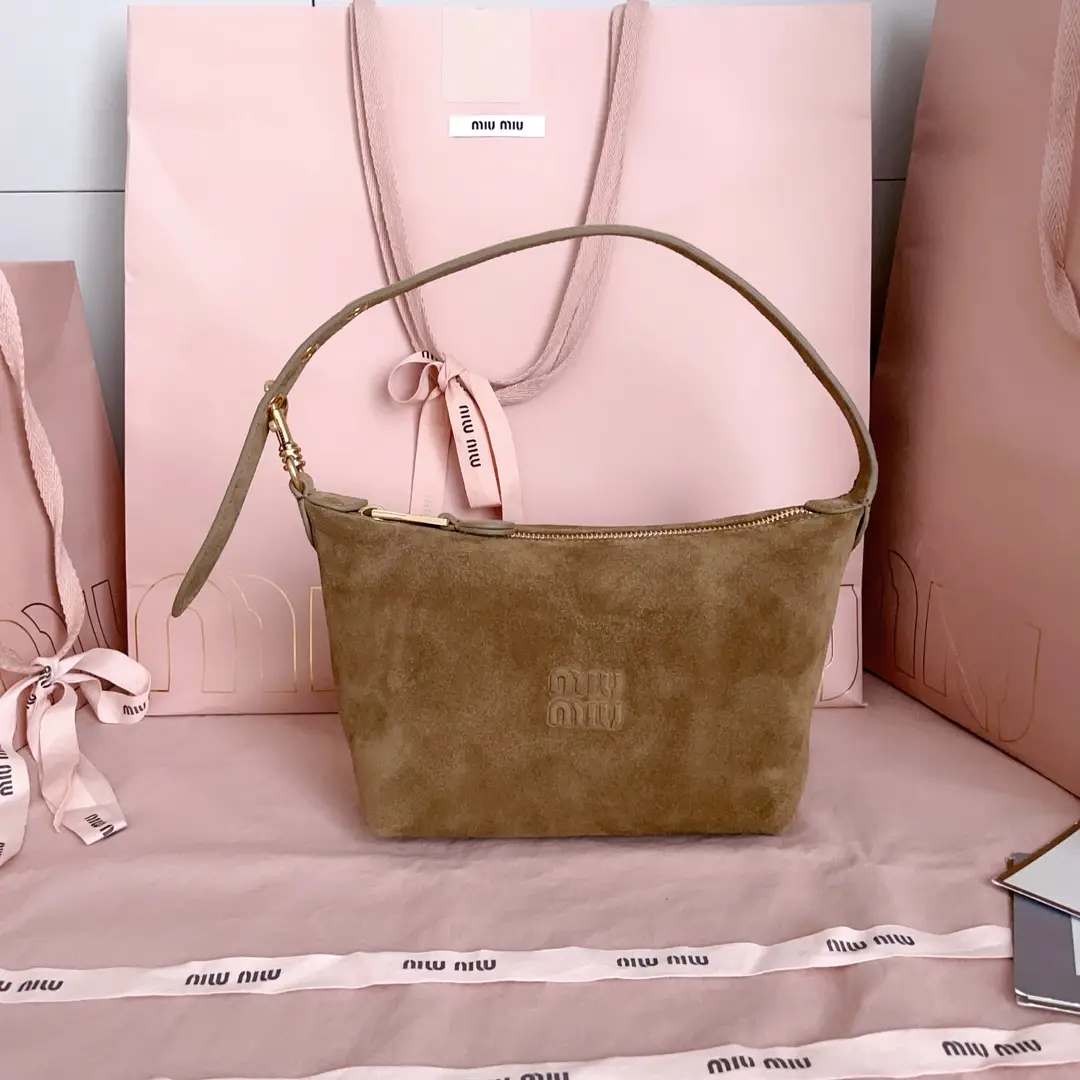 5NE841， New lunch box bag, made of popular suede leather, with the iconic Mi logo on the front