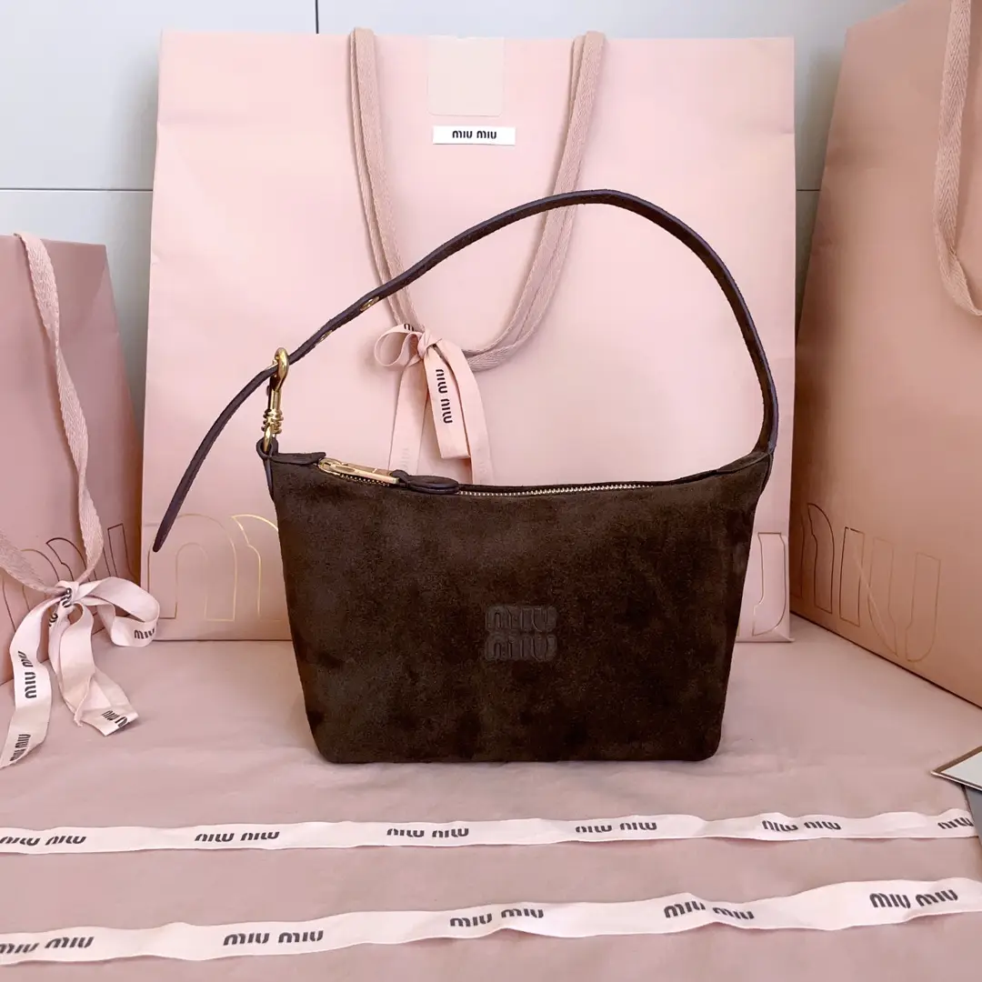 5NE841， New lunch box bag, made of popular suede leather, with the iconic Mi logo on the front