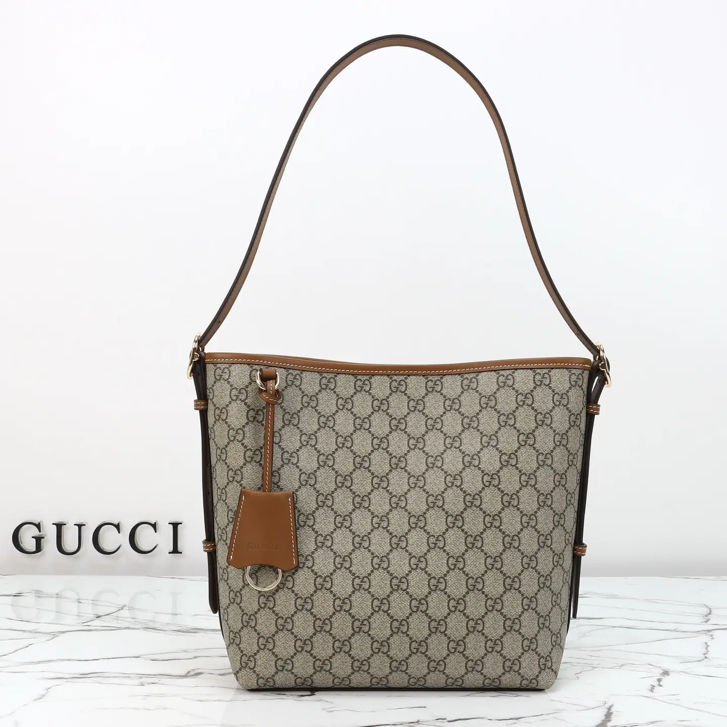 Gucci， Original leather, style 848881 apricot brown size: 24x wide
