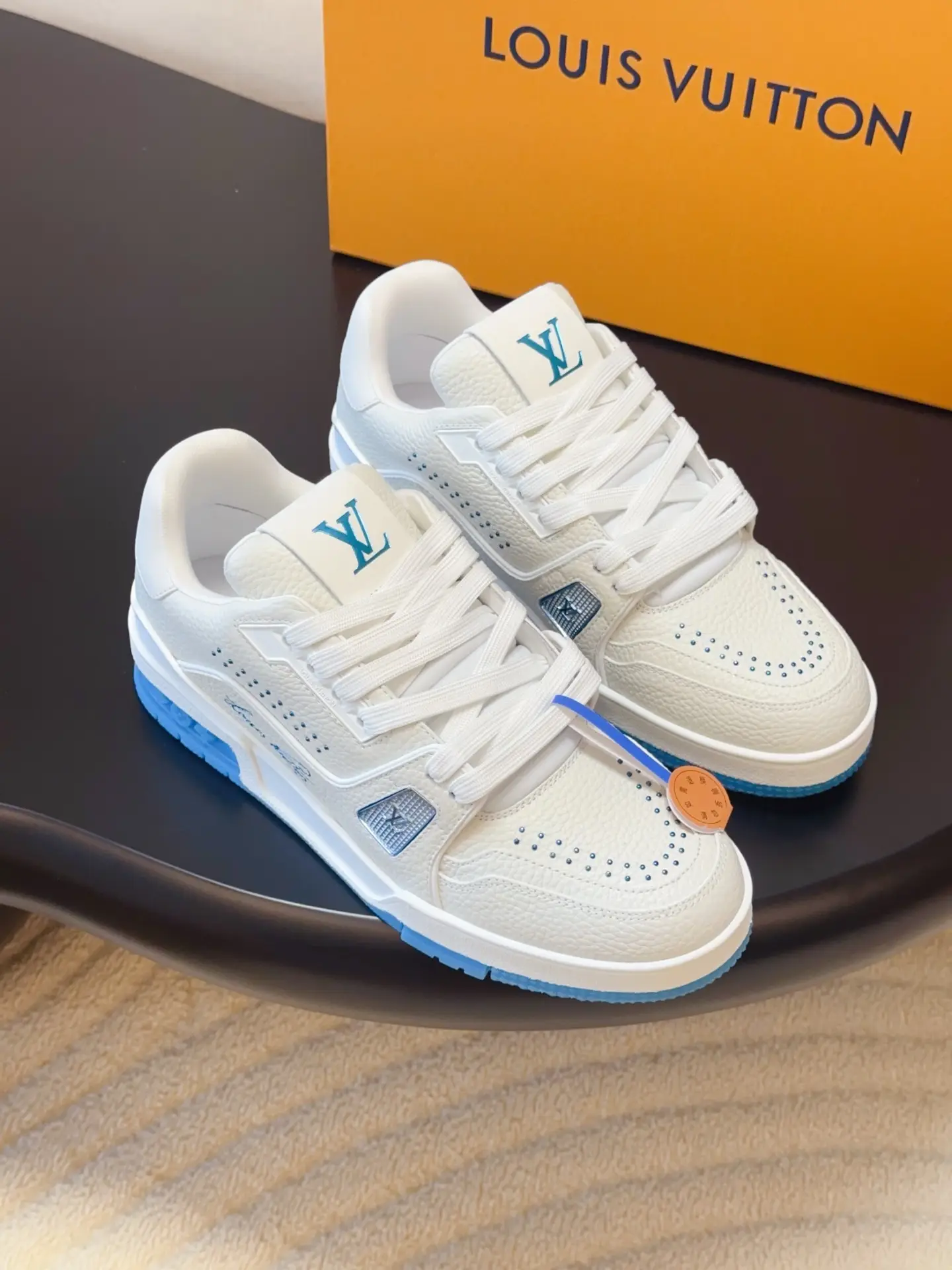 Produced by Dongguan Commodity Factory
——————————————
Louis V