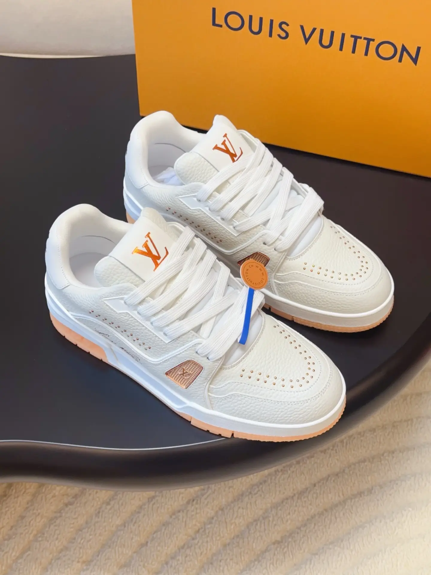 Produced by Dongguan Commodity Factory
——————————————
Louis V