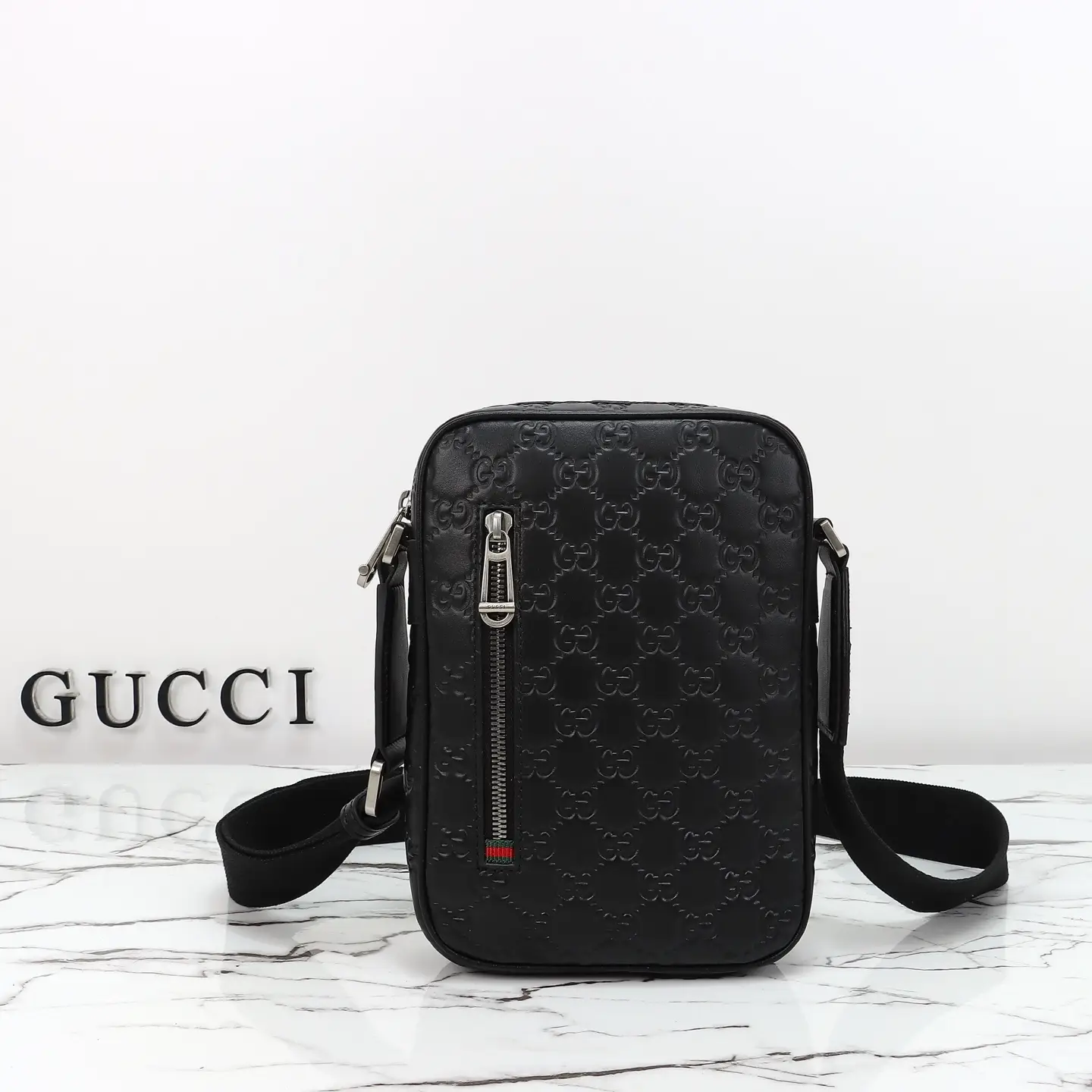 Gucci， Original leather, model number 850238 grams, compressed