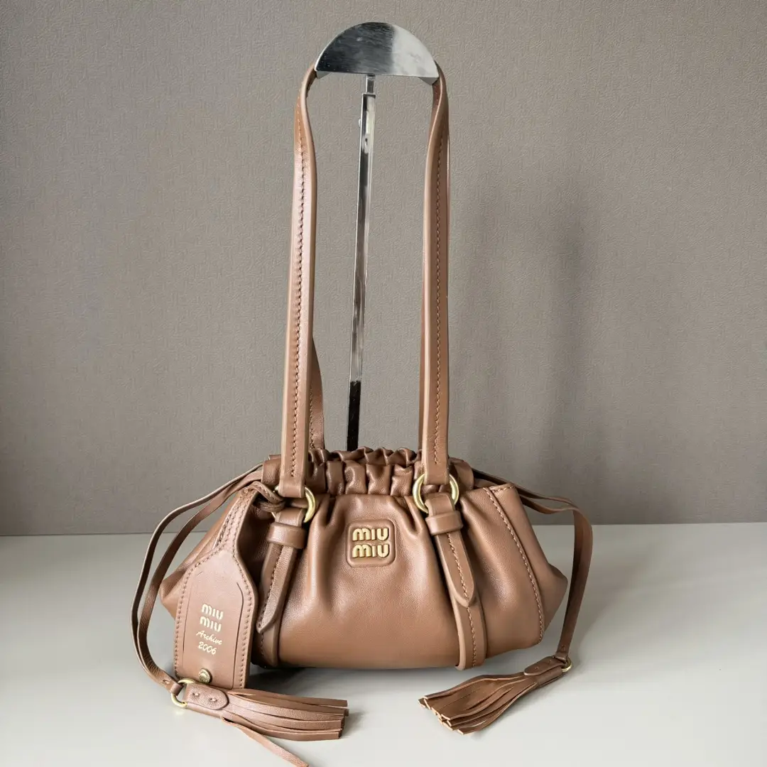 Small 5B (shipped with details of the version)
MIU used armpit dumpling wrap, brand new soft sheepskin full of complexity