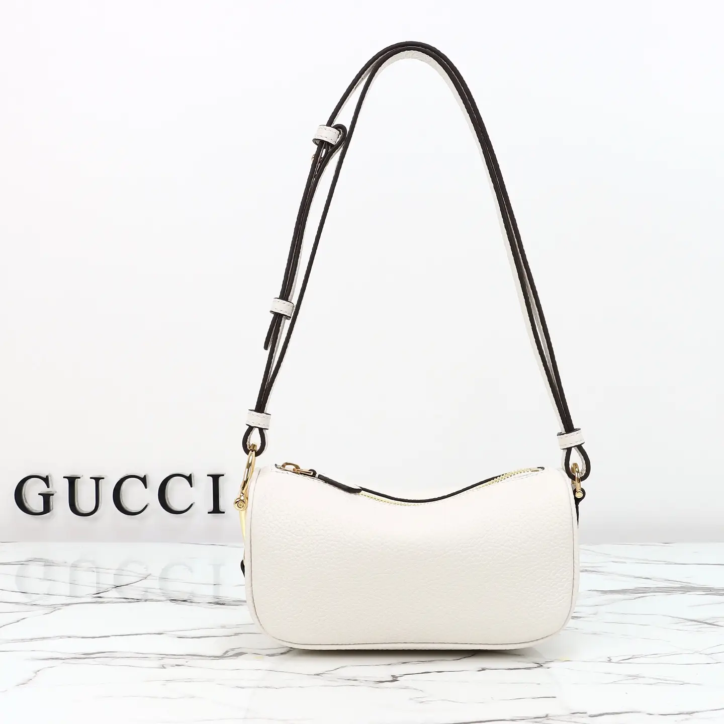 Gucci， Original leather, style 860784 white leather size: 19x wide