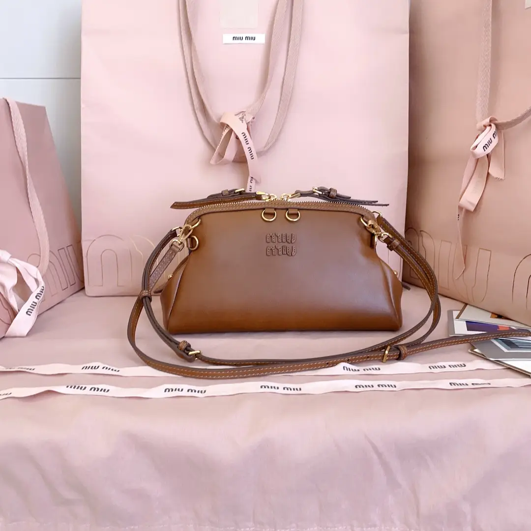 5BF131, Miu's new special style shell backpack, exquisite and delicate glossy calf leather, simple