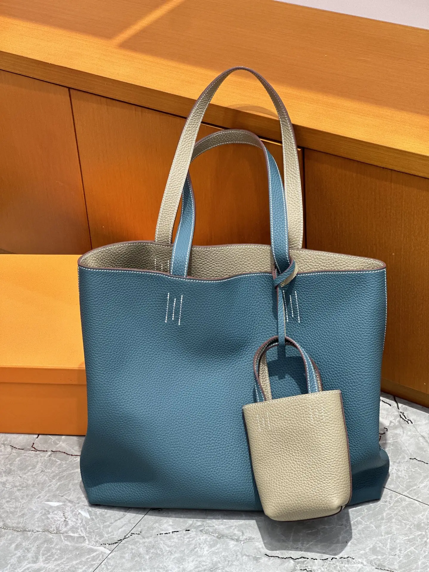 Aima Double Sense's low-key old money style
Double sided tote bag
Both sides can do it