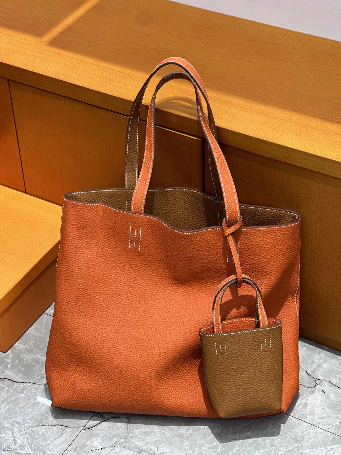 Aima Double Sense's low-key old money style
Double sided tote bag
Both sides can do it