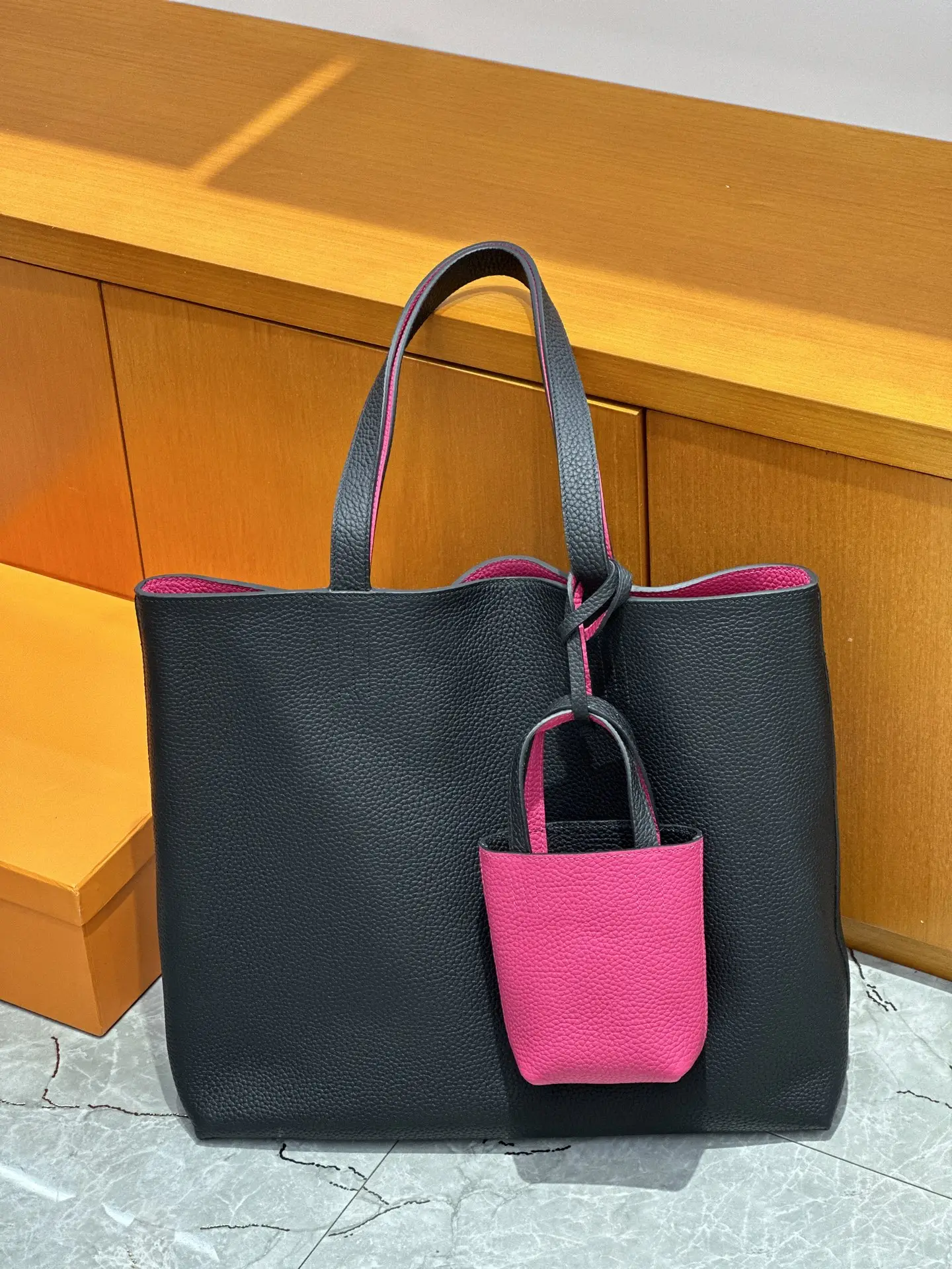 Aima Double Sense's low-key old money style
Double sided tote bag
Both sides can do it