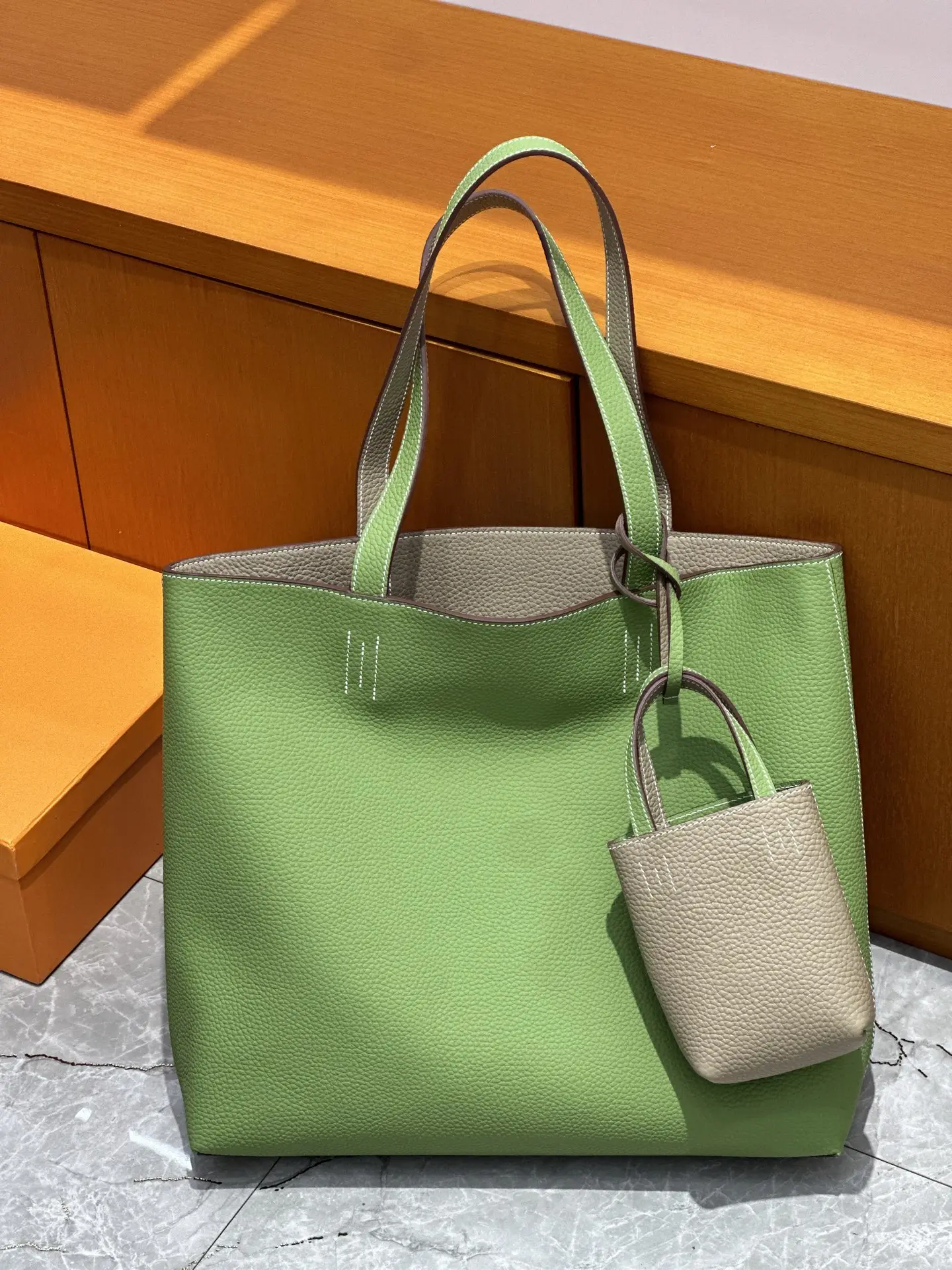 Aima Double Sense's low-key old money style
Double sided tote bag
Both sides can do it