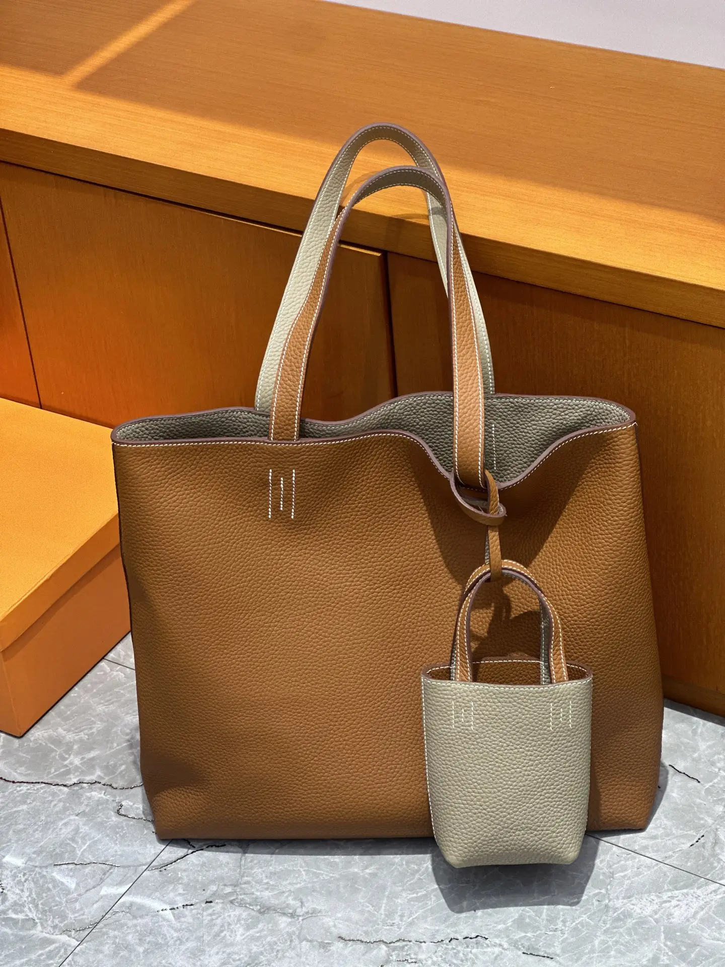 Aima Double Sense's low-key old money style
Double sided tote bag
Both sides can do it
