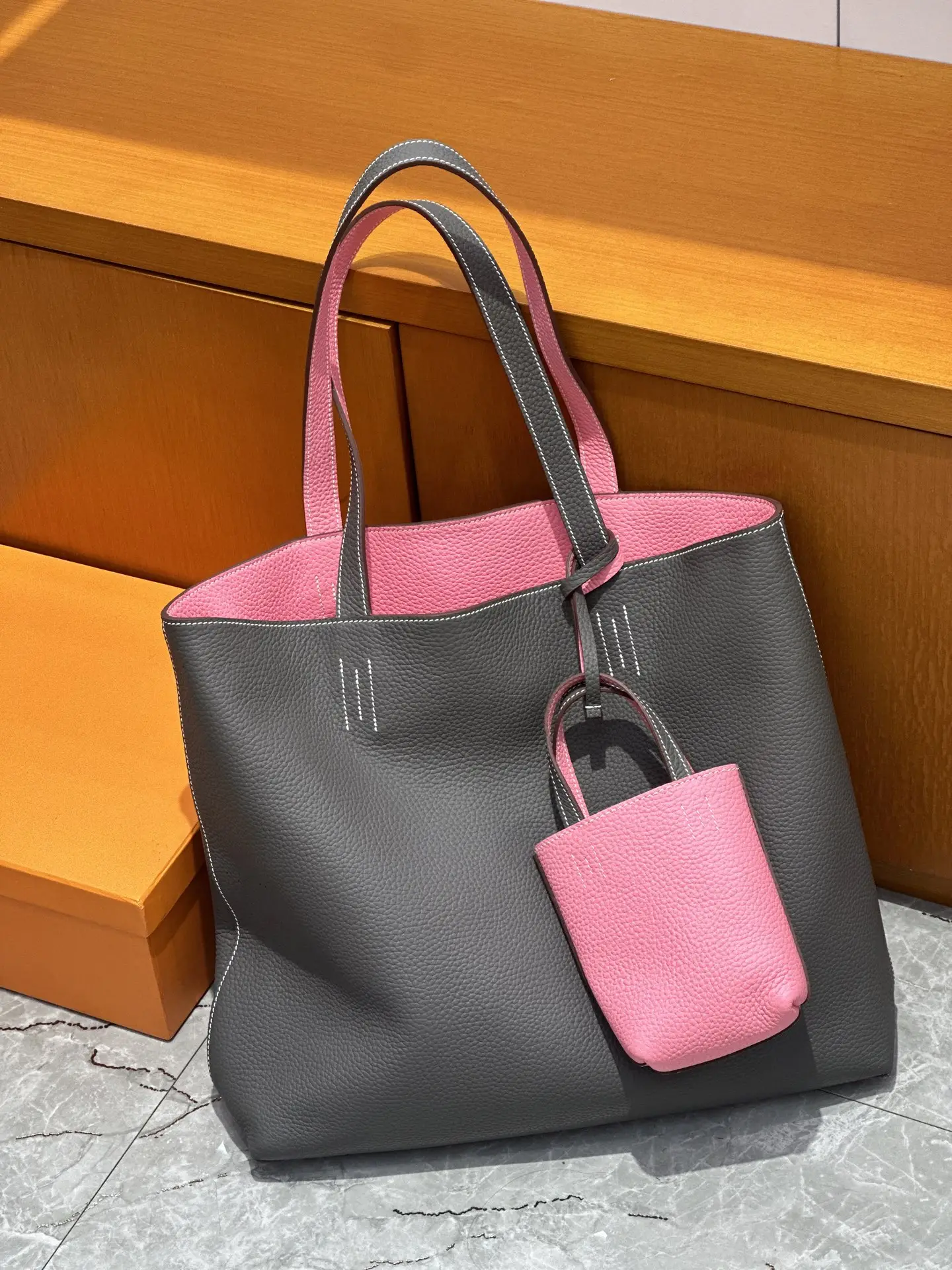 Aima Double Sense's low-key old money style
Double sided tote bag
Both sides can do it