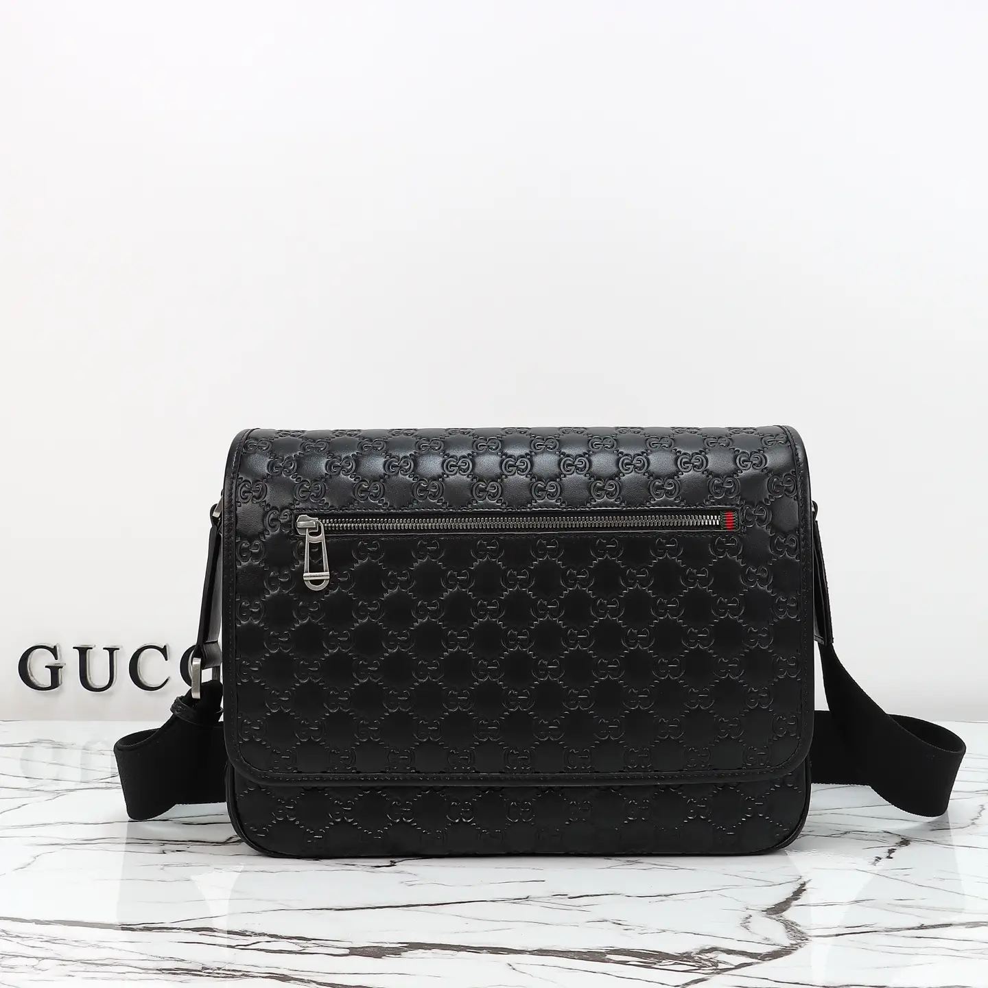 Gucci， Original leather, model number 850235 grams, compressed