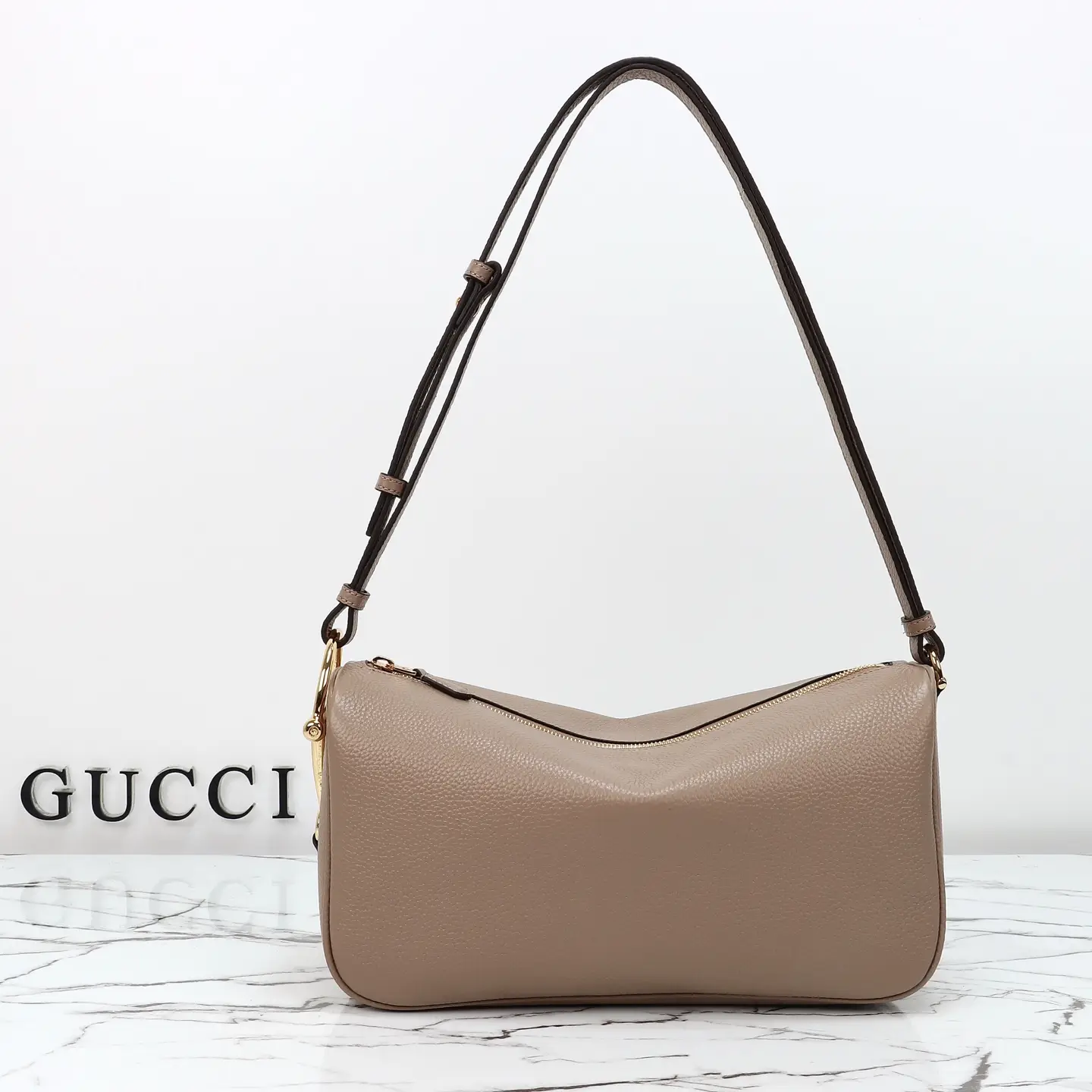 Gucci， Original leather, model number 860787 gray brown leather size: width 31