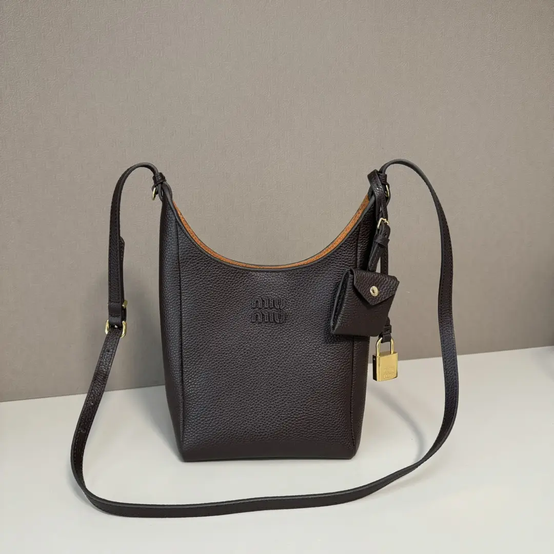 5BE099 Miu Home New Product
Japanese pop-up new tote bag, top imported cowhide, leather surface