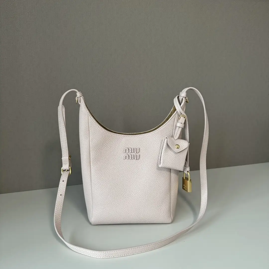 5BE099 Miu Home New Product
Japanese pop-up new tote bag, top imported cowhide, leather surface