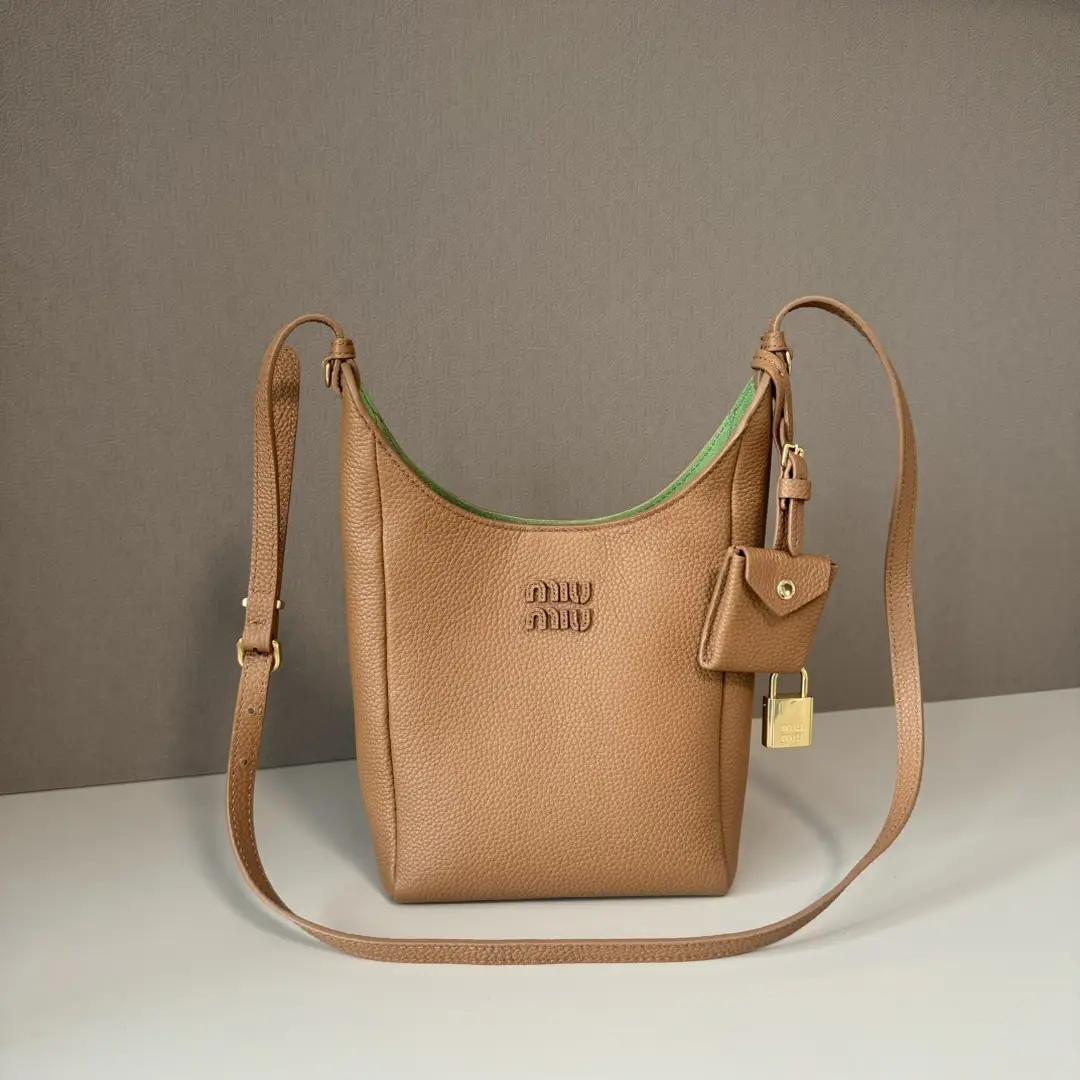 5BE099 Miu Home New Product
Japanese pop-up new tote bag, top imported cowhide, leather surface