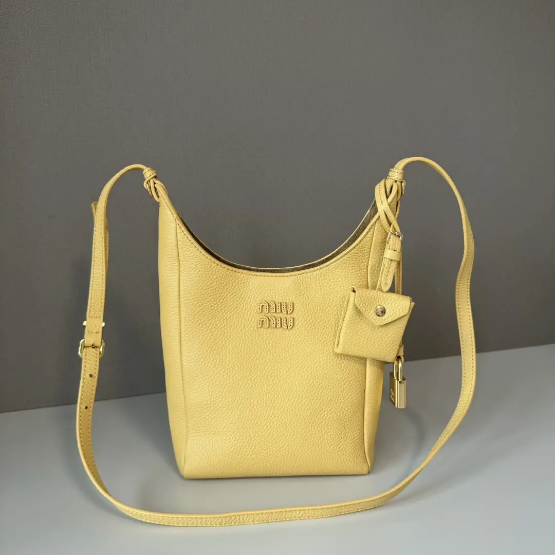 5BE099 Miu Home New Product
Japanese pop-up new tote bag, top imported cowhide, leather surface