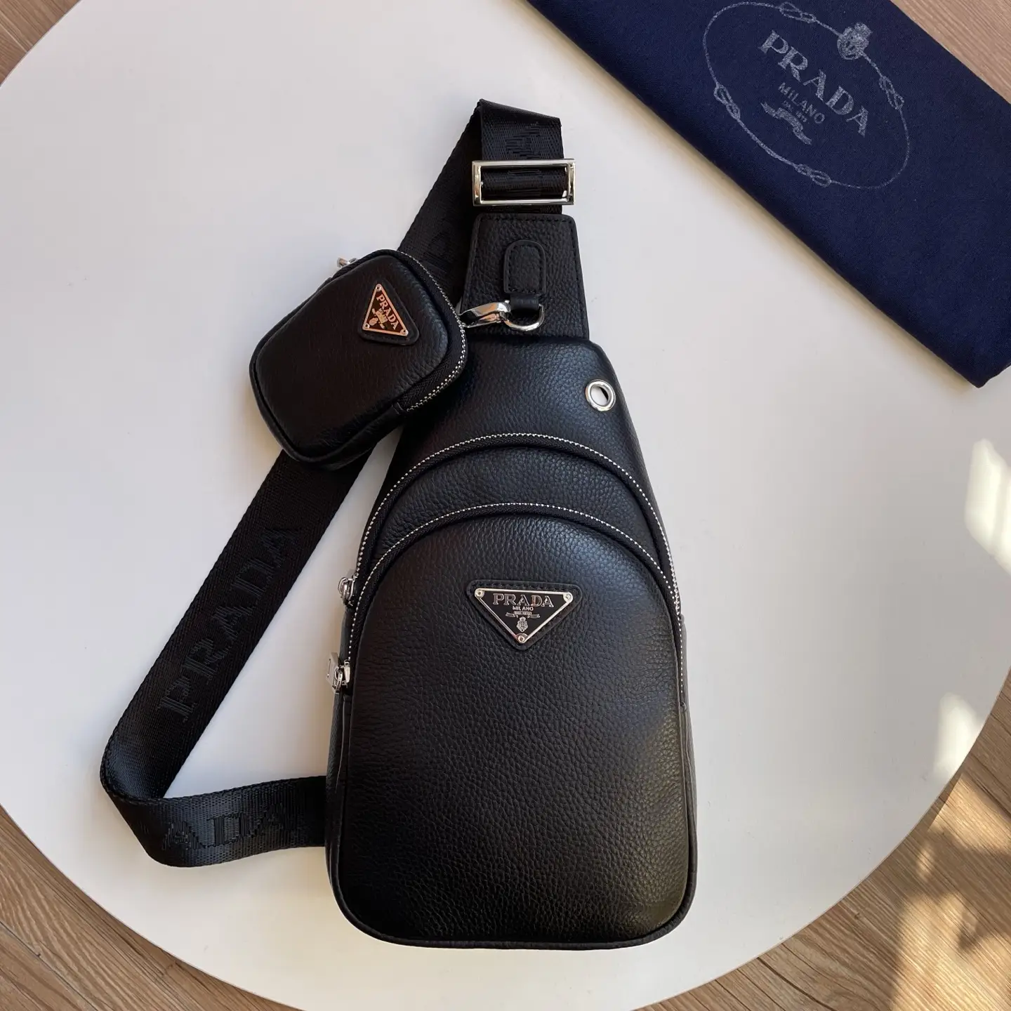 Prada's latest style, men's chest bag
Crafted from carefully selected top layer cowhide, the texture is natural and warm, and can be used with ease