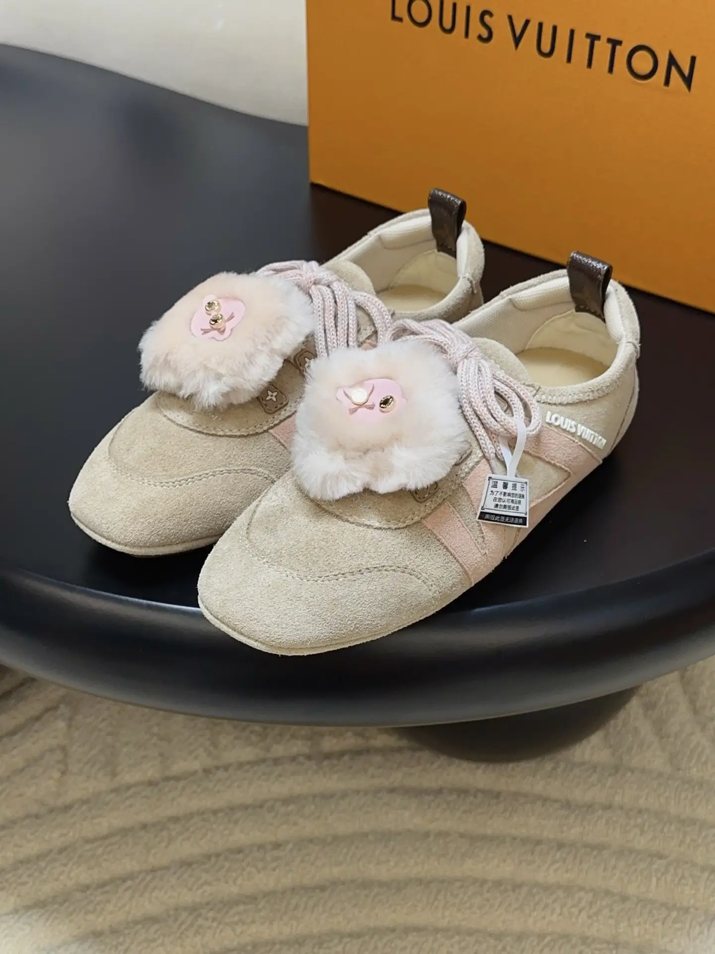 Produced by Dongguan Commodity Factory
——————————————
Louis V