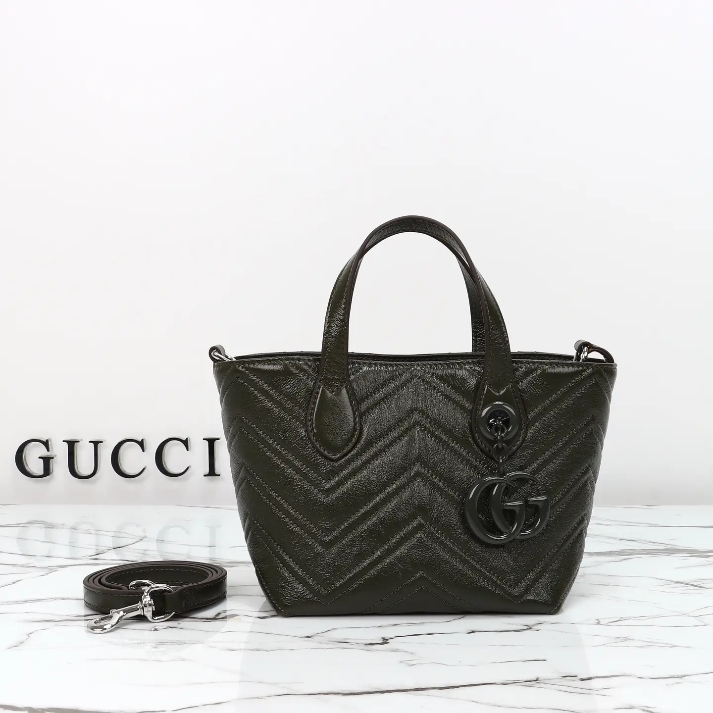 Gucci， Original leather, model number 855391, green leather size