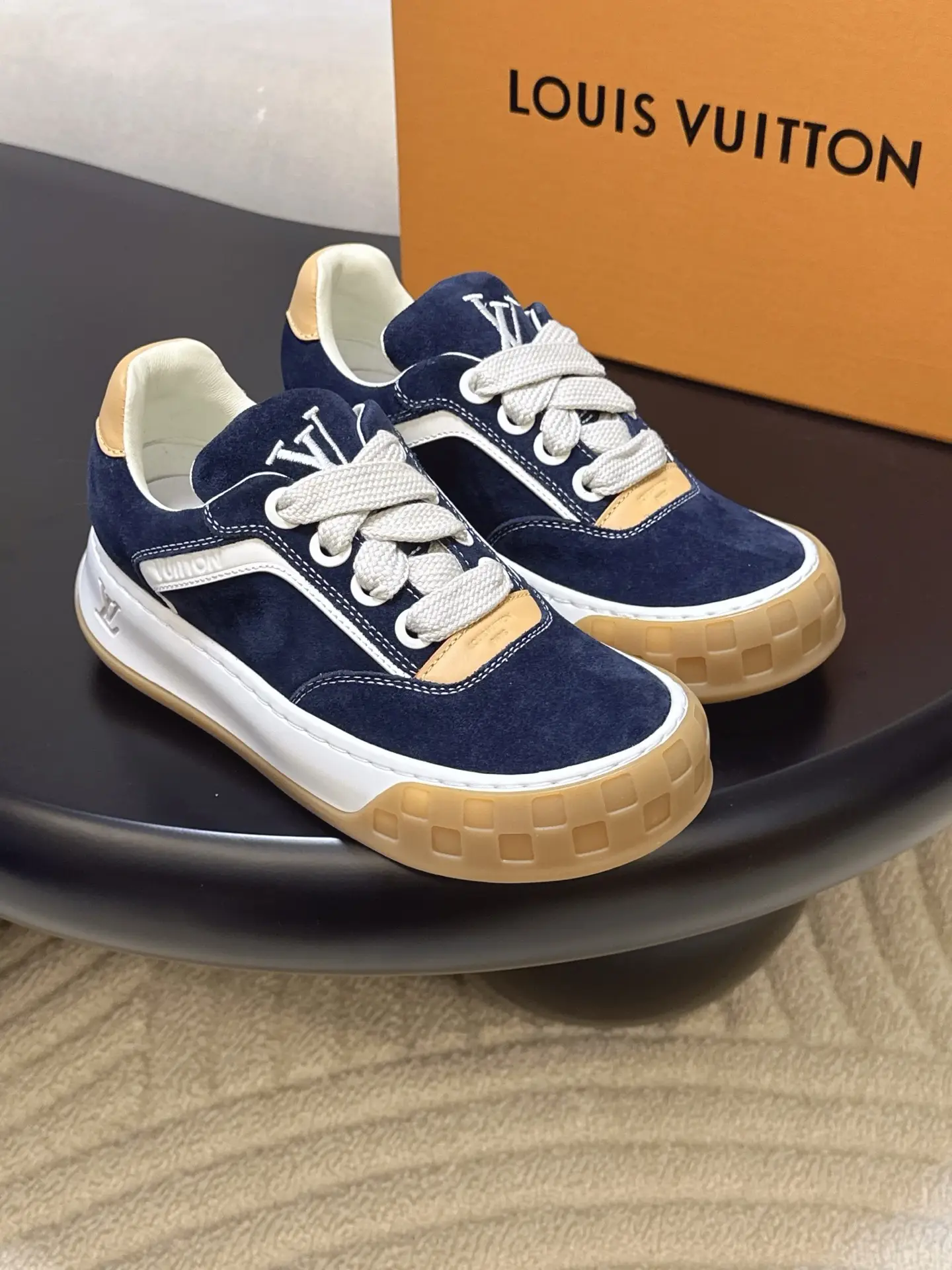 Produced by Dongguan Commodity Factory
——————————————
Louis V