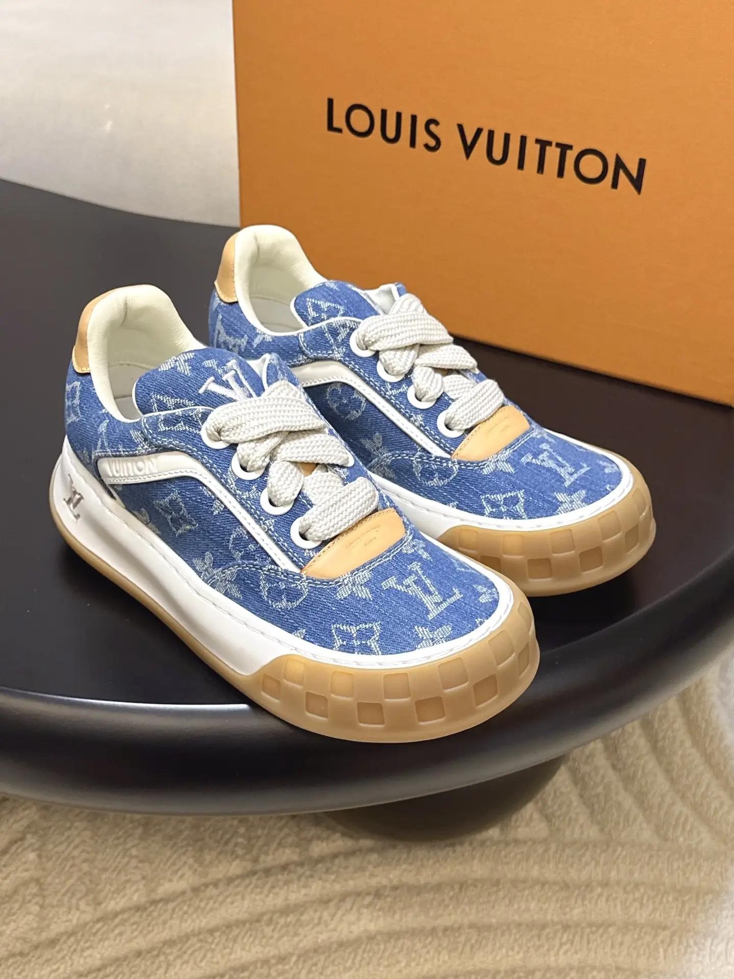 Produced by Dongguan Commodity Factory
——————————————
Louis V