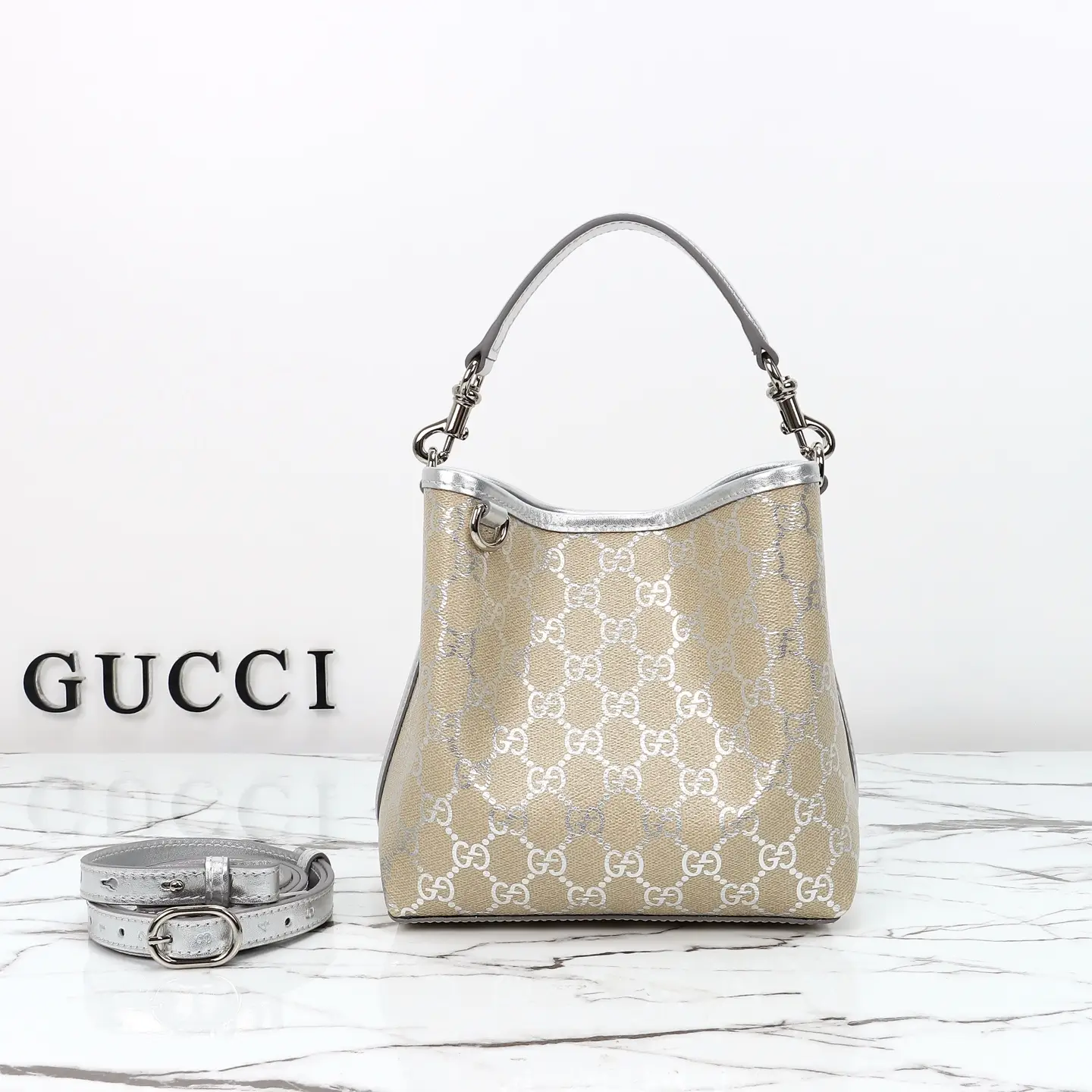 Gucci， Original leather, style 815118 silver adhesive size