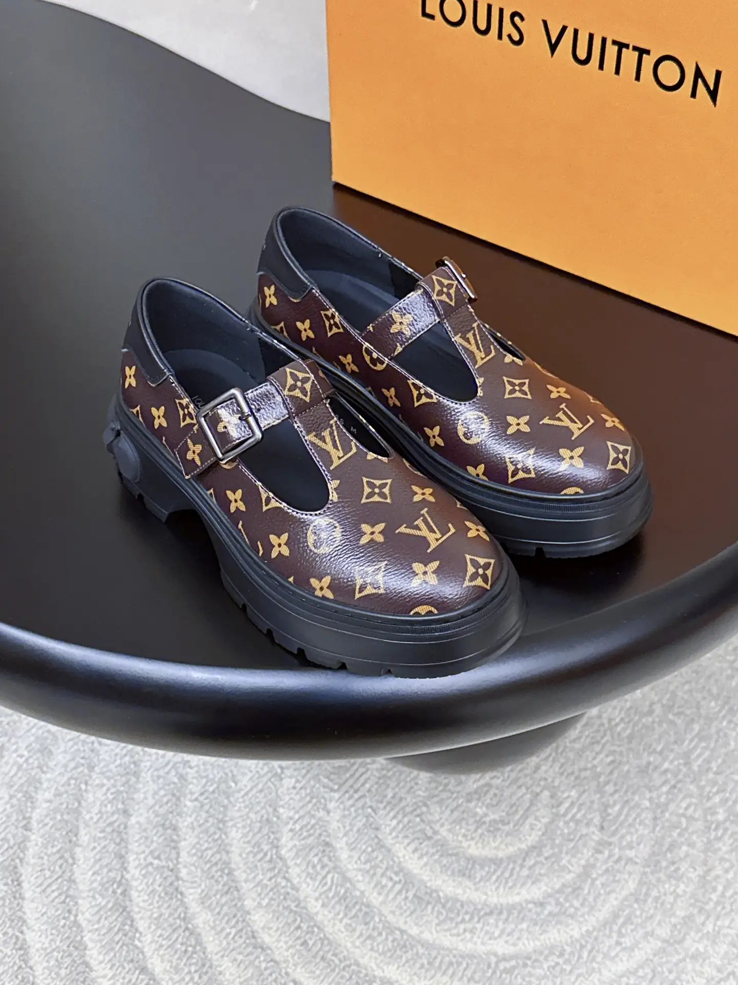 Produced by Dongguan Commodity Factory
——————————————
Louis V
