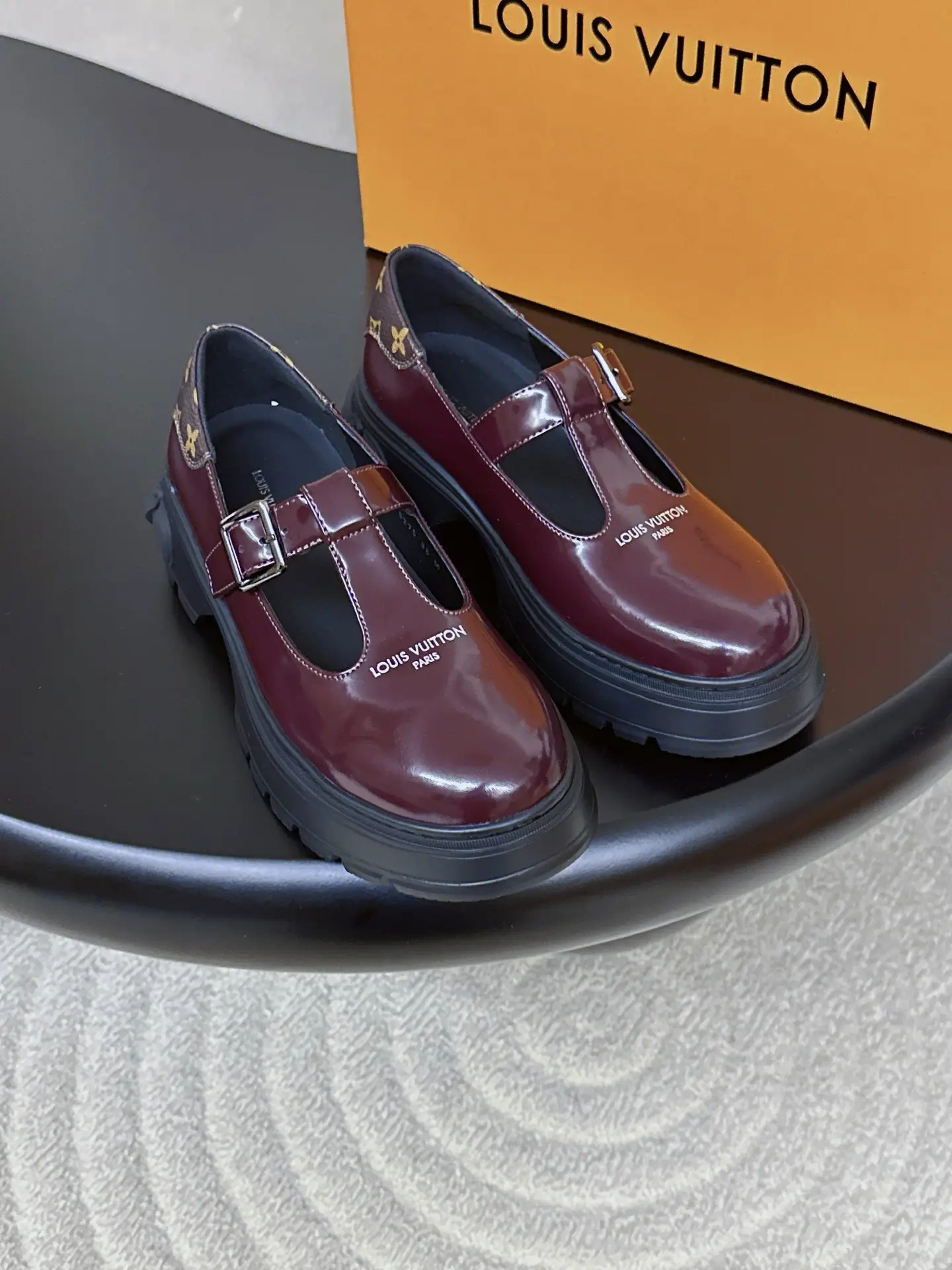 Produced by Dongguan Commodity Factory
——————————————
Louis V
