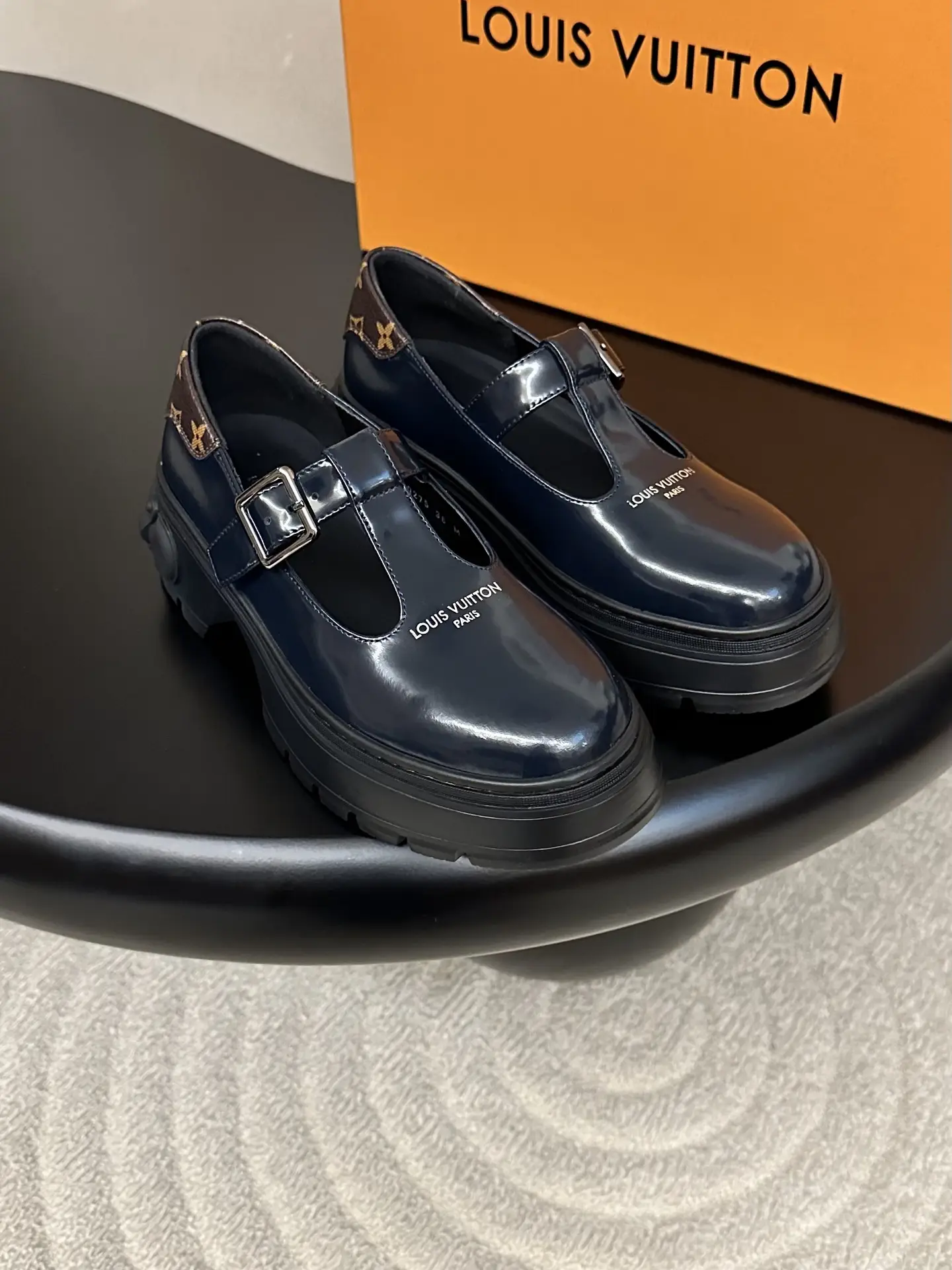 Produced by Dongguan Commodity Factory
——————————————
Louis V