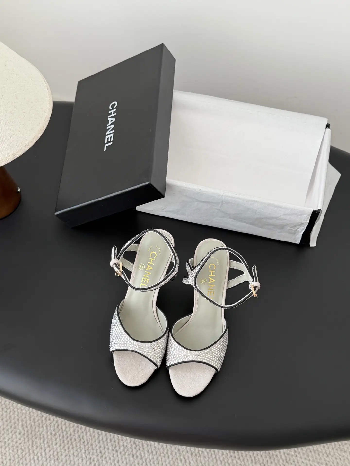 Chanel's early spring new Mary Jane high heels
Diamond embellishment+metal logo hollow out