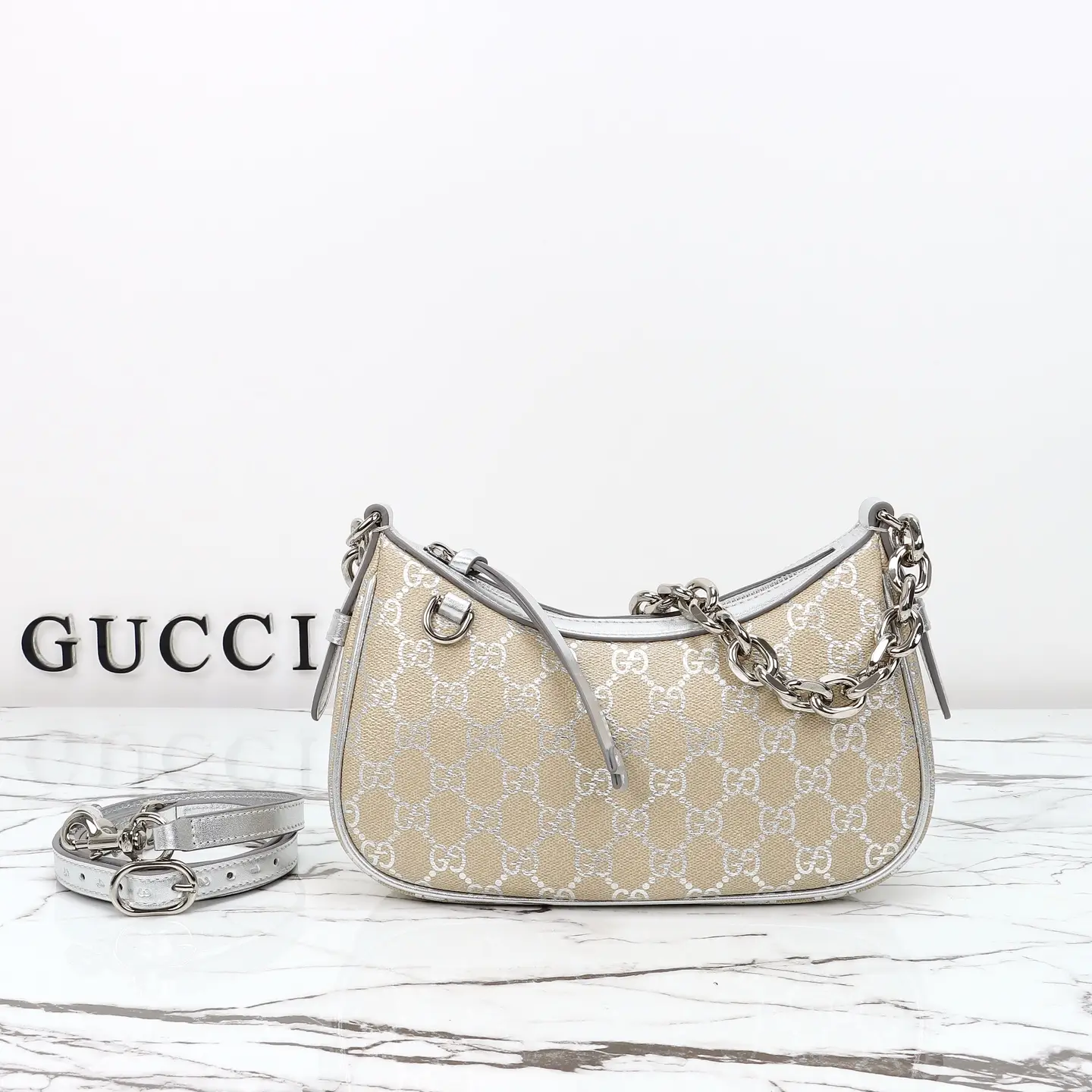 Gucci， Original leather, style 847447 silver adhesive size