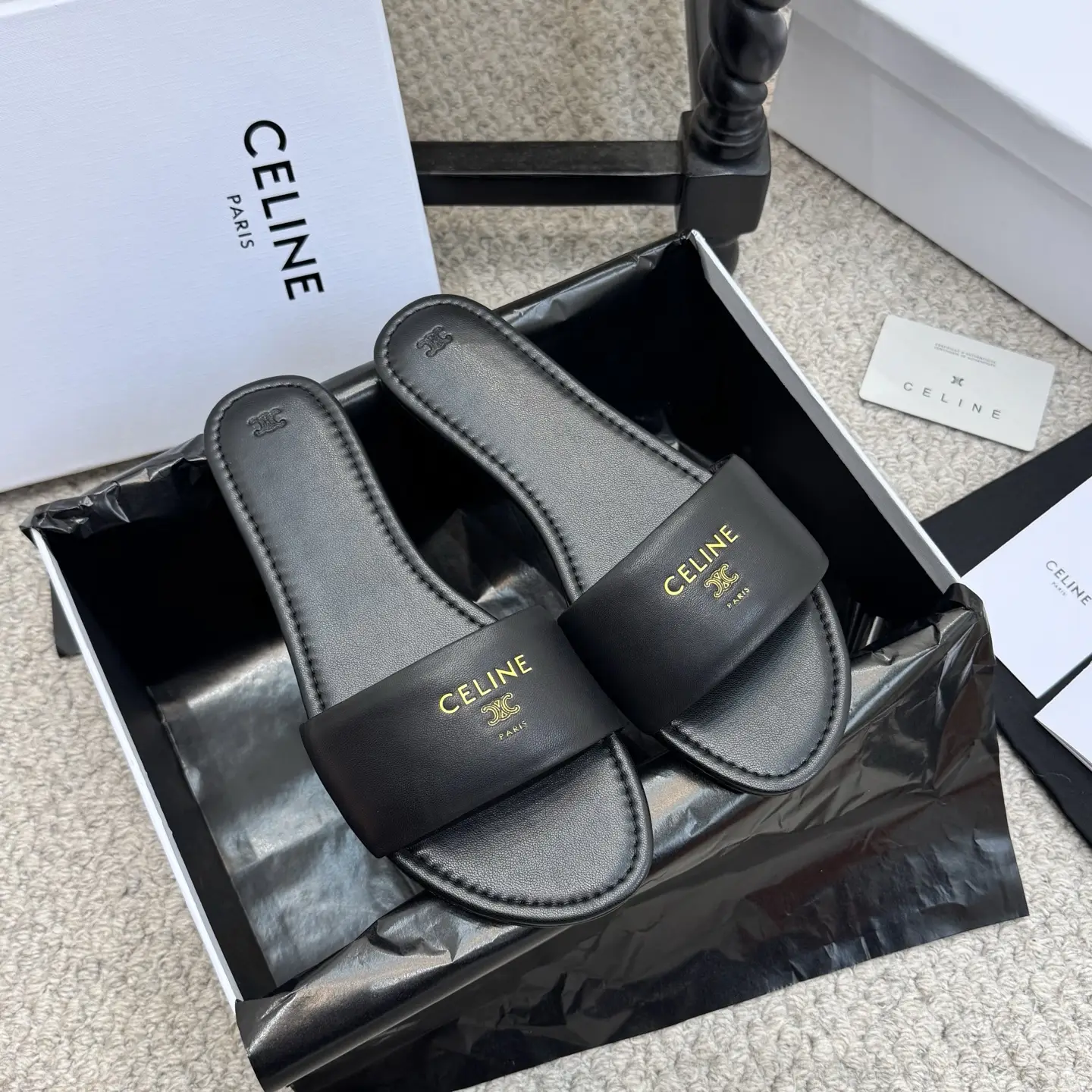 Flat bottomed style ✅  two hundred and thirty
CELINE 2026ss New Product Triumphal Arch Easy