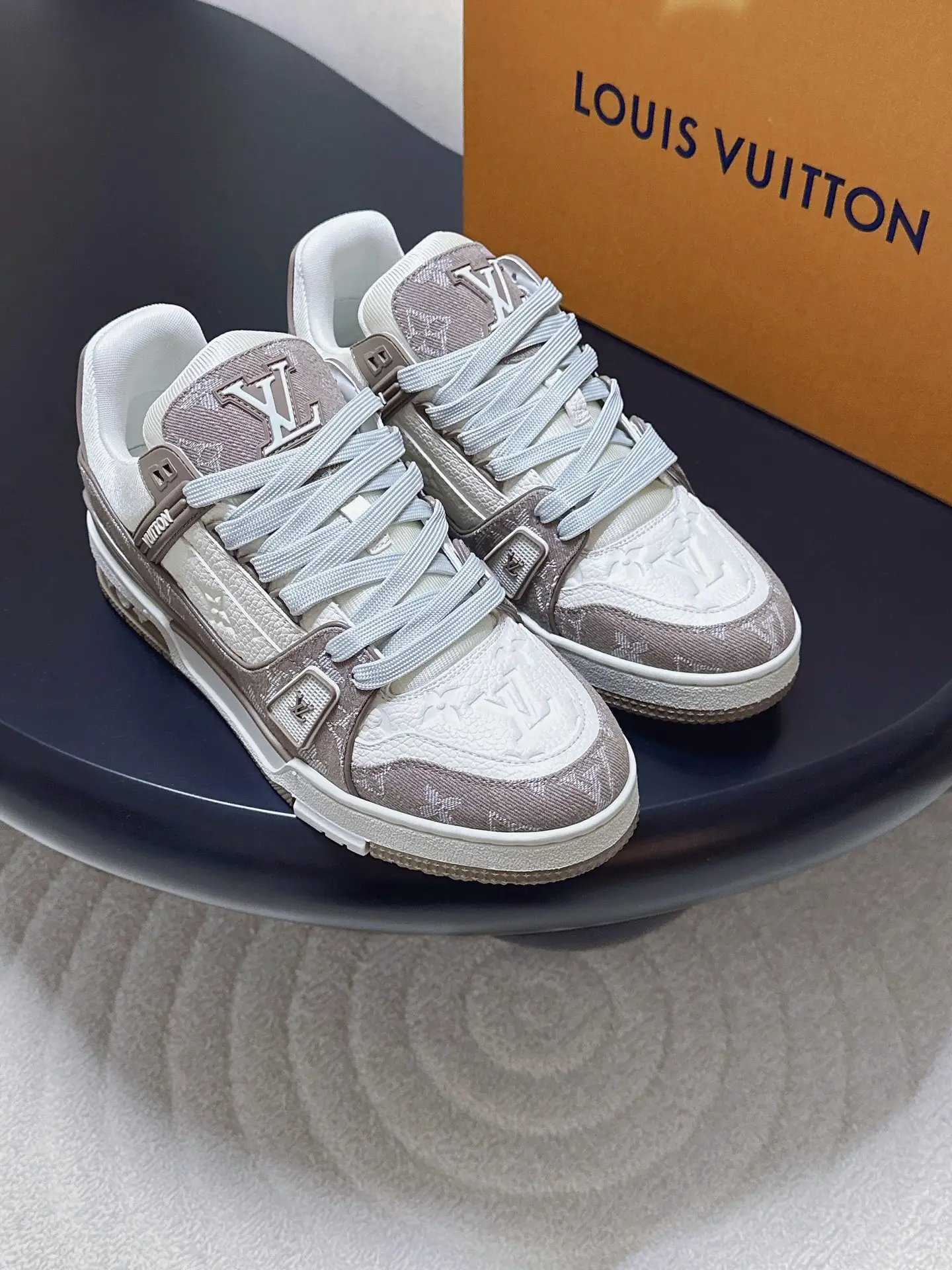 Produced by Dongguan Commodity Factory
——————————————
Louis V