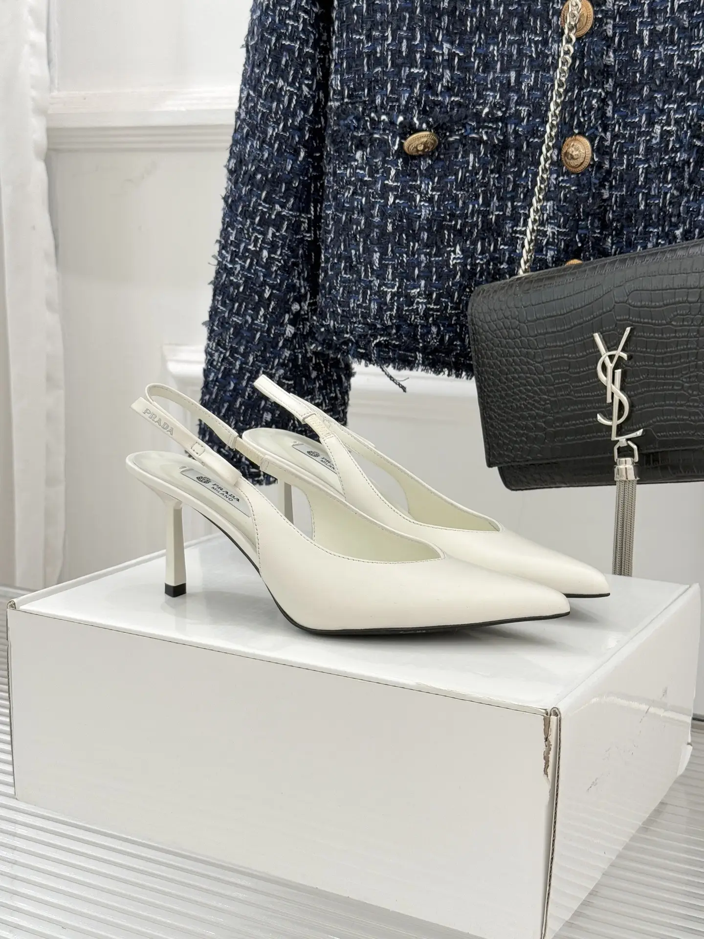 Top version 300 (original airplane box+10)
Prada 26WF
