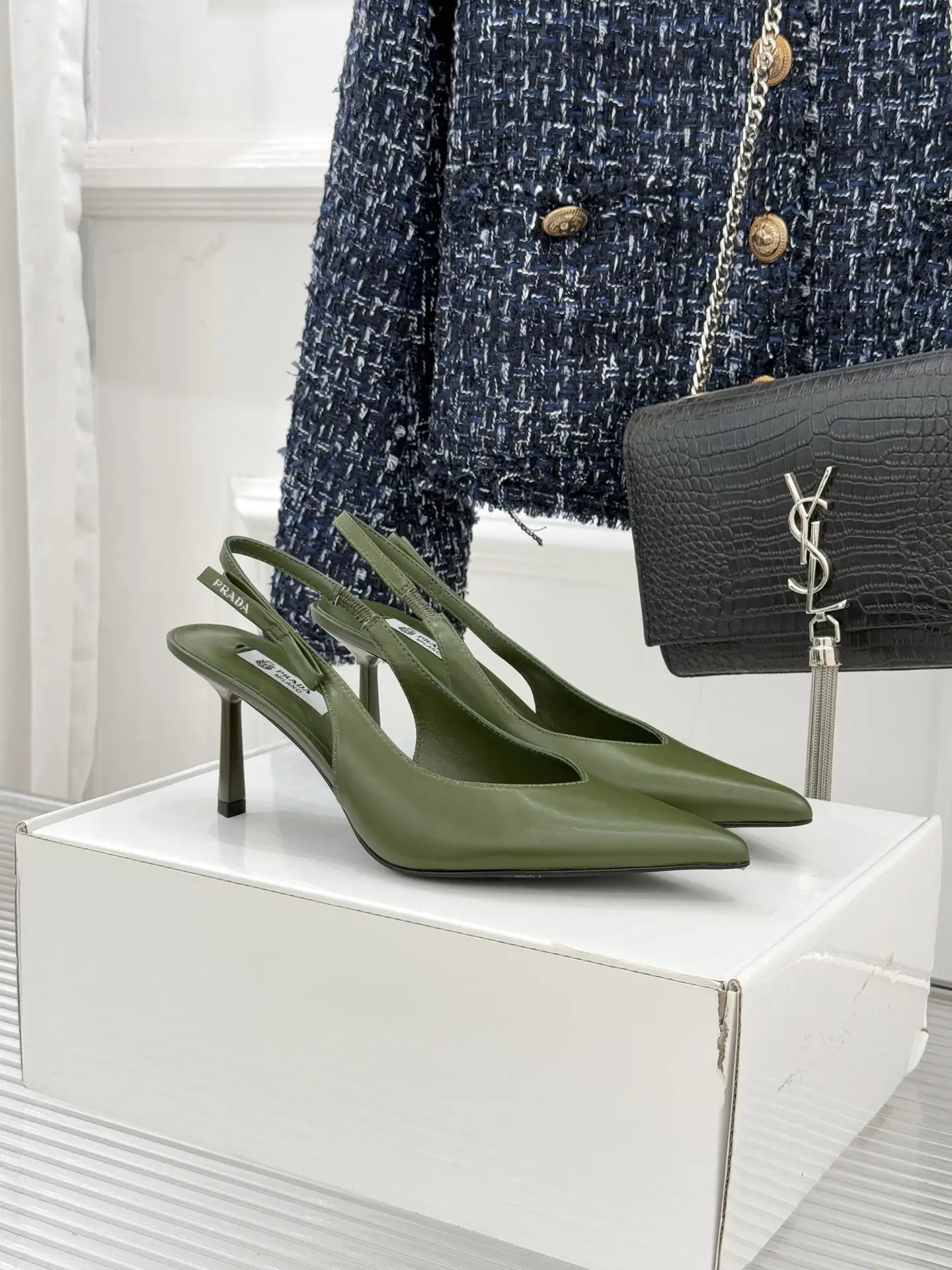 Top version 300 (original airplane box+10)
Prada 26WF