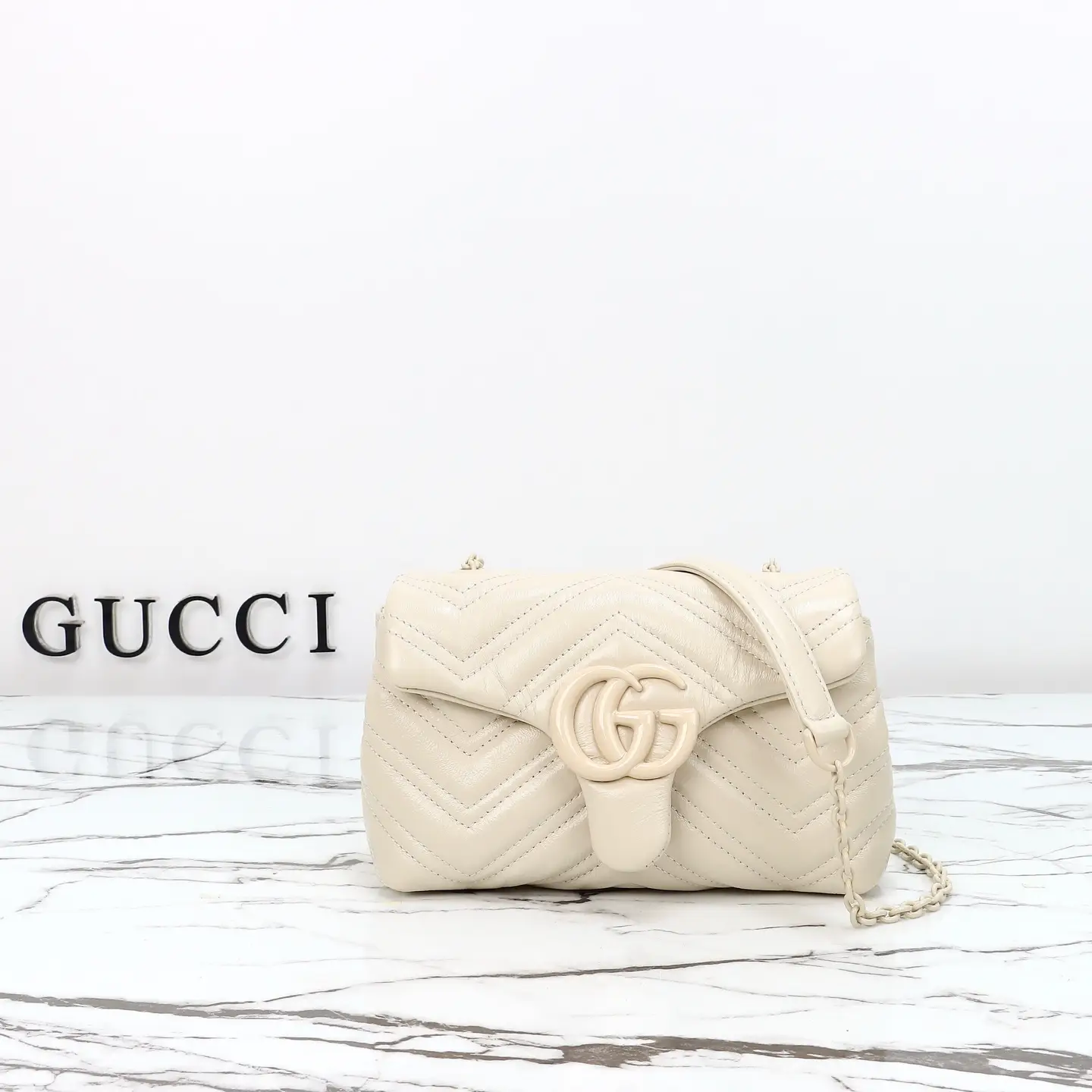 Gucci， Original leather, model number 856368 White leather Size: Width 20x