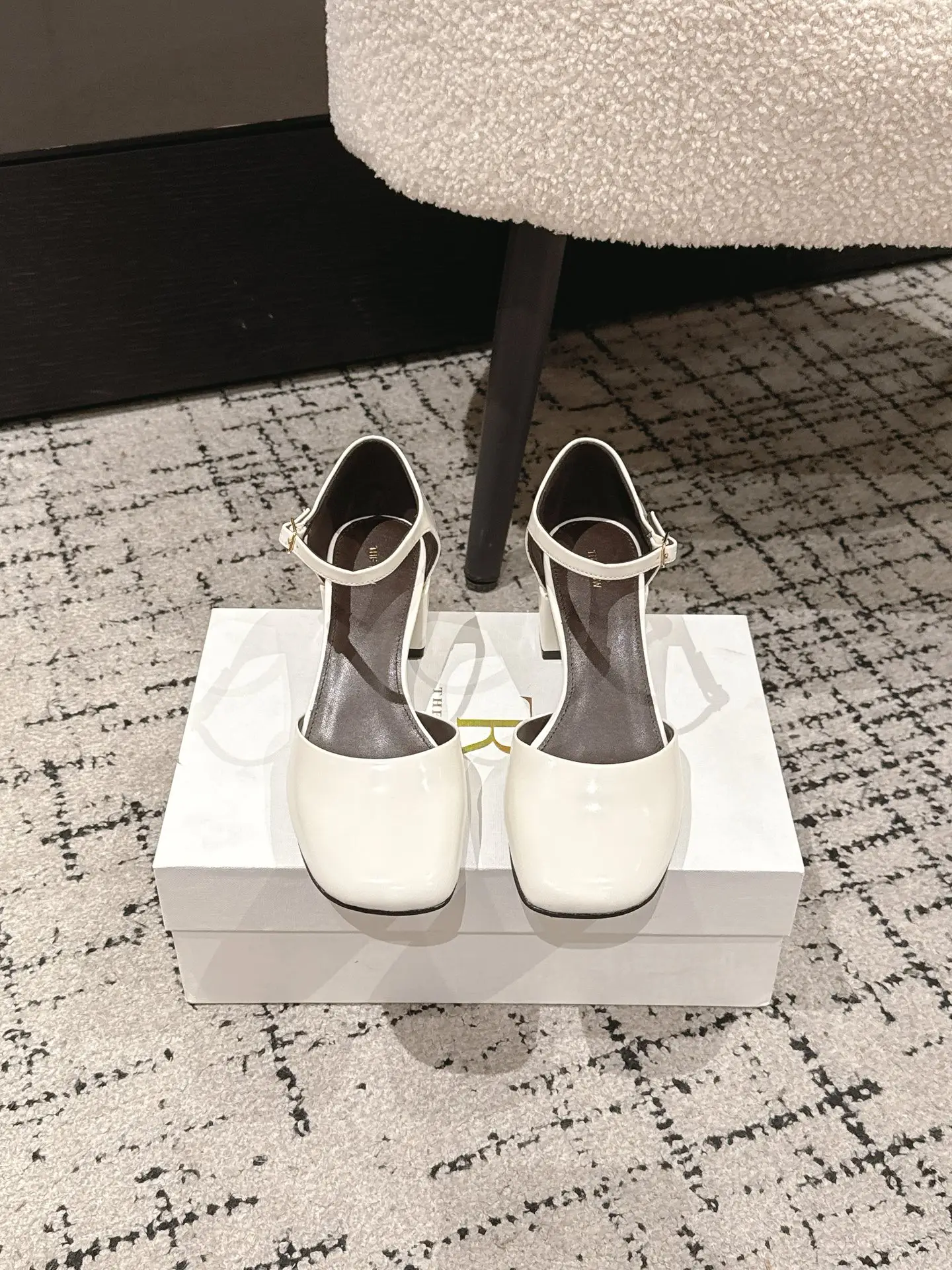two hundred and seventy
The Row 26 Spring/Summer New Style Coarse Heel Round Heel Mary Jane Baotou Round Head Middle