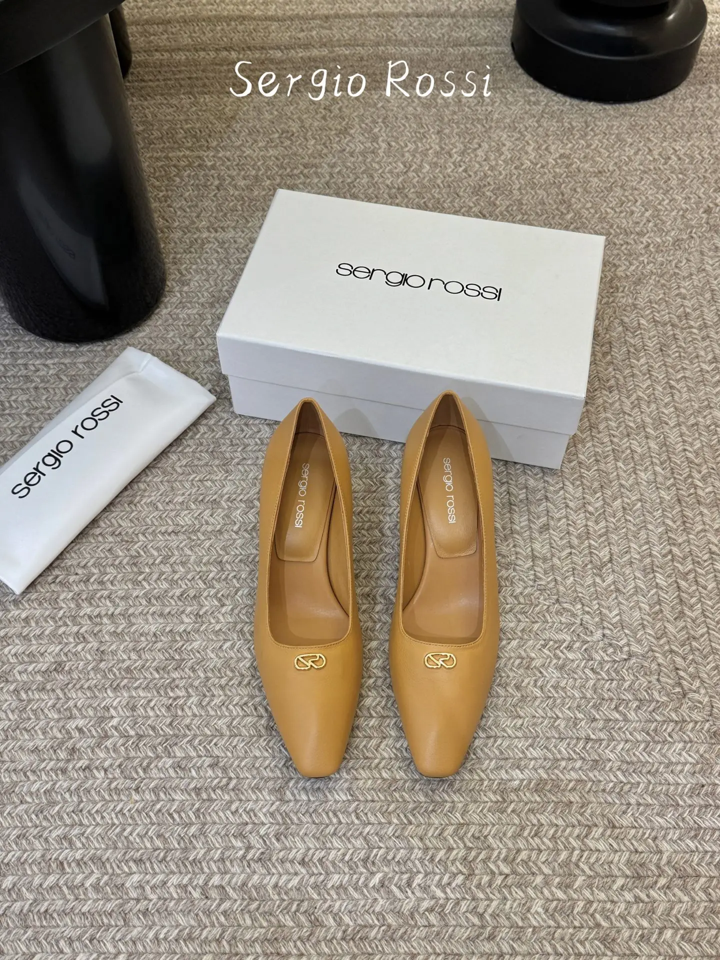 two hundred and ninety
Sergio Rossi's 26 Spring/Summer New Products Cat Heel High Heel Single