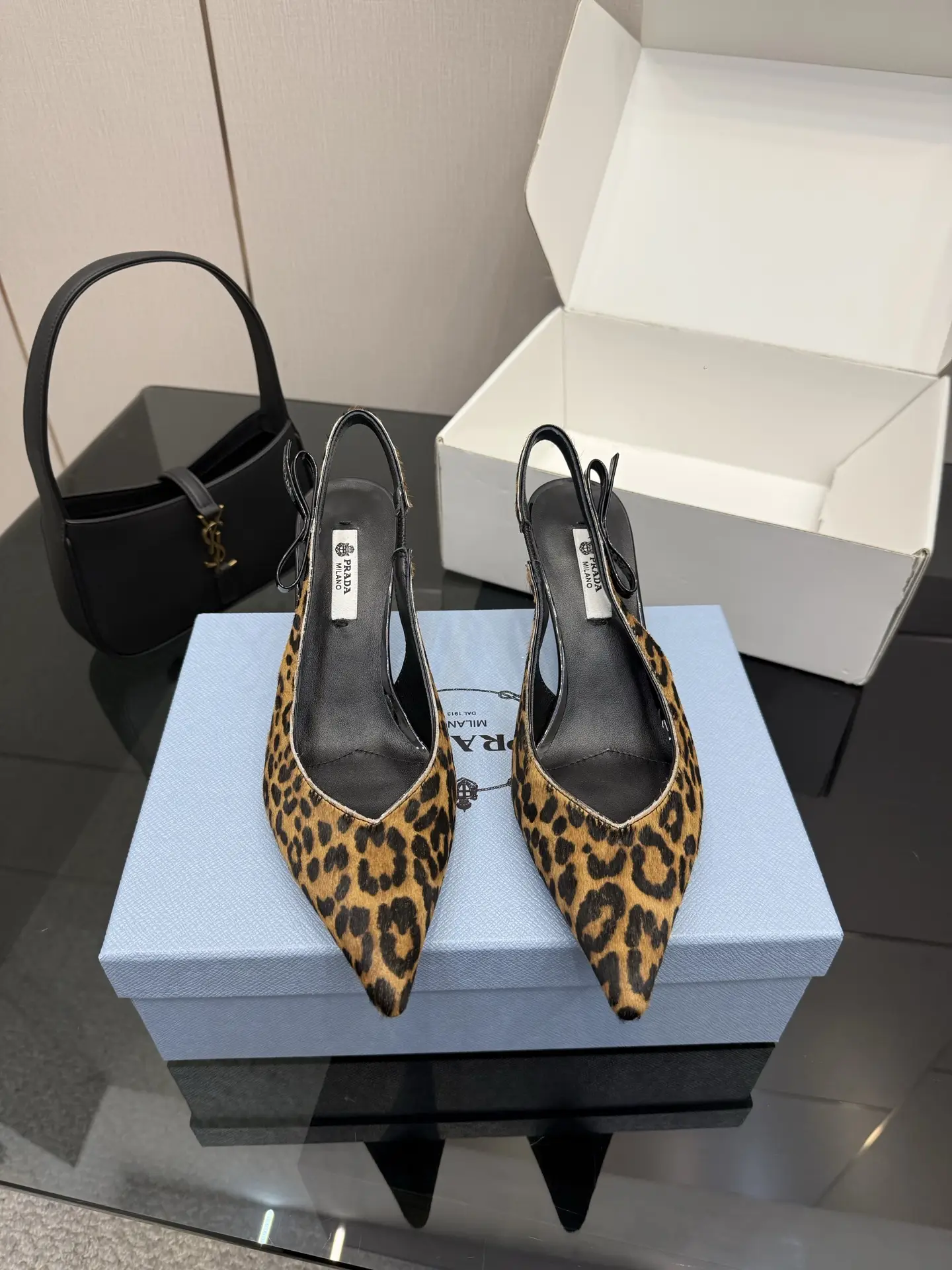 three hundred
Prada 26WF Early Spring New Product Pointed Sandals High Heels
when
