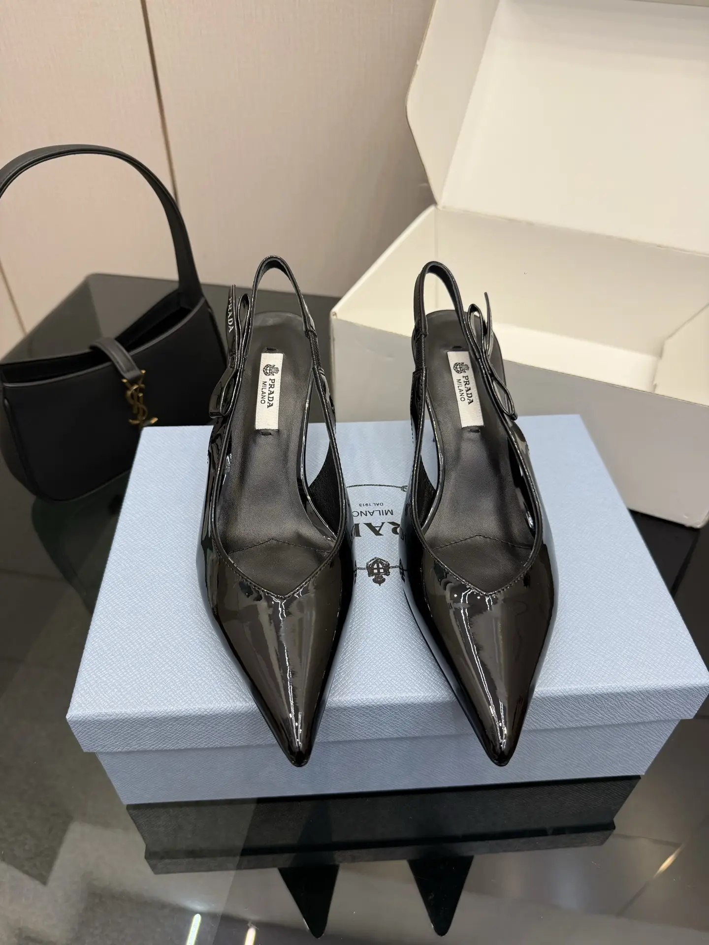 three hundred
Prada 26WF Early Spring New Product Pointed Sandals High Heels
when