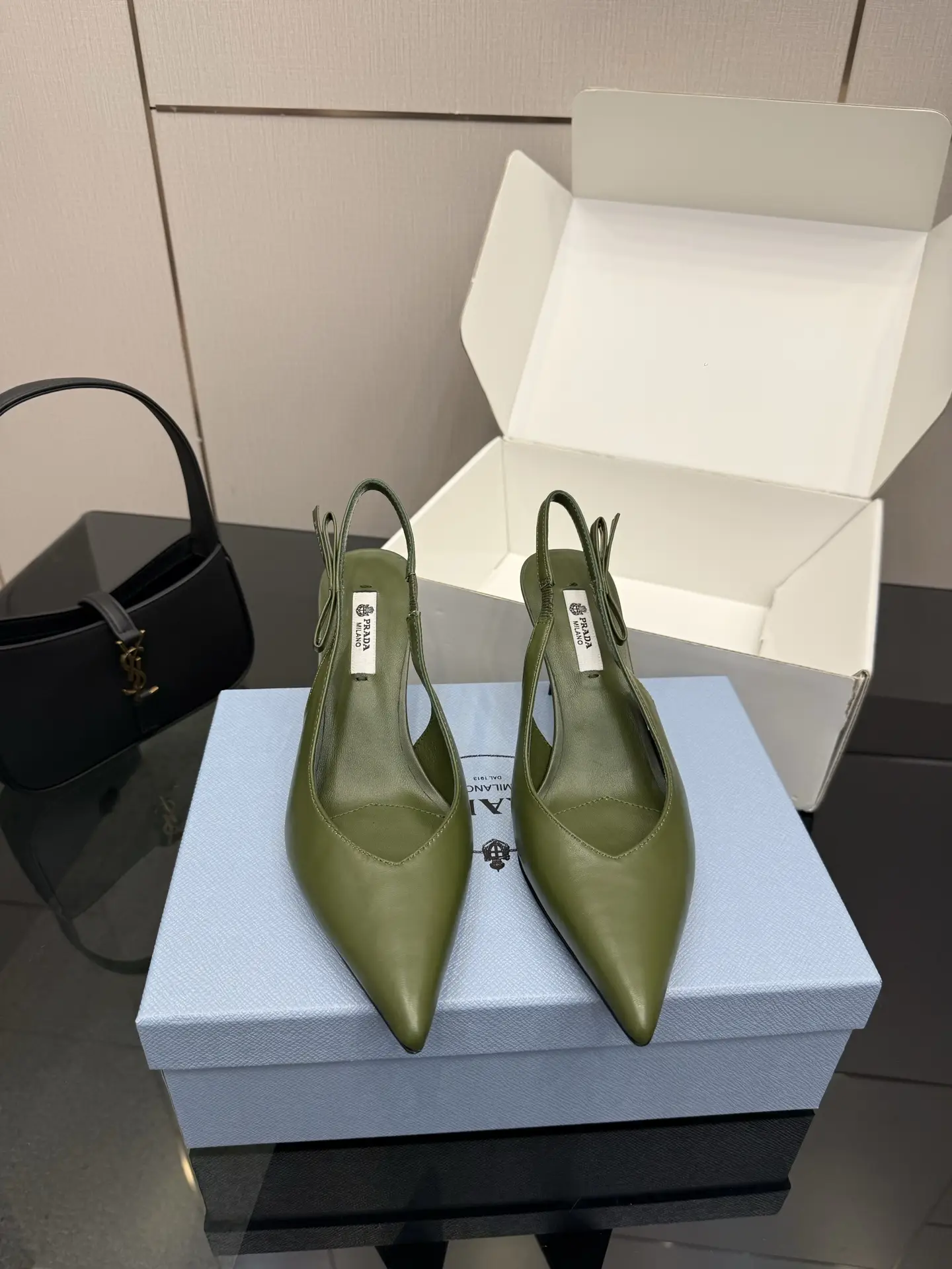 three hundred
Prada 26WF Early Spring New Product Pointed Sandals High Heels
when