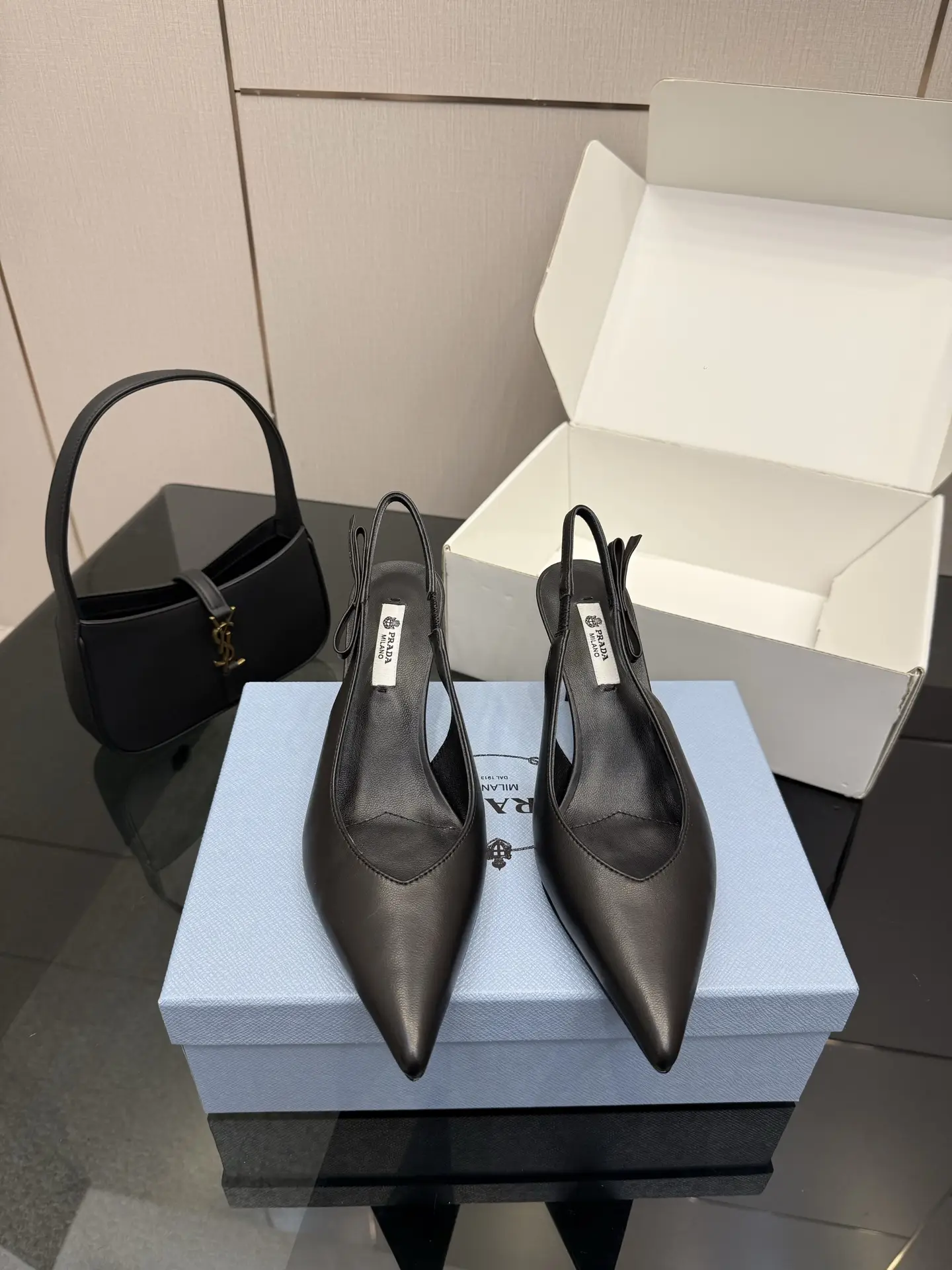 three hundred
Prada 26WF Early Spring New Product Pointed Sandals High Heels
when